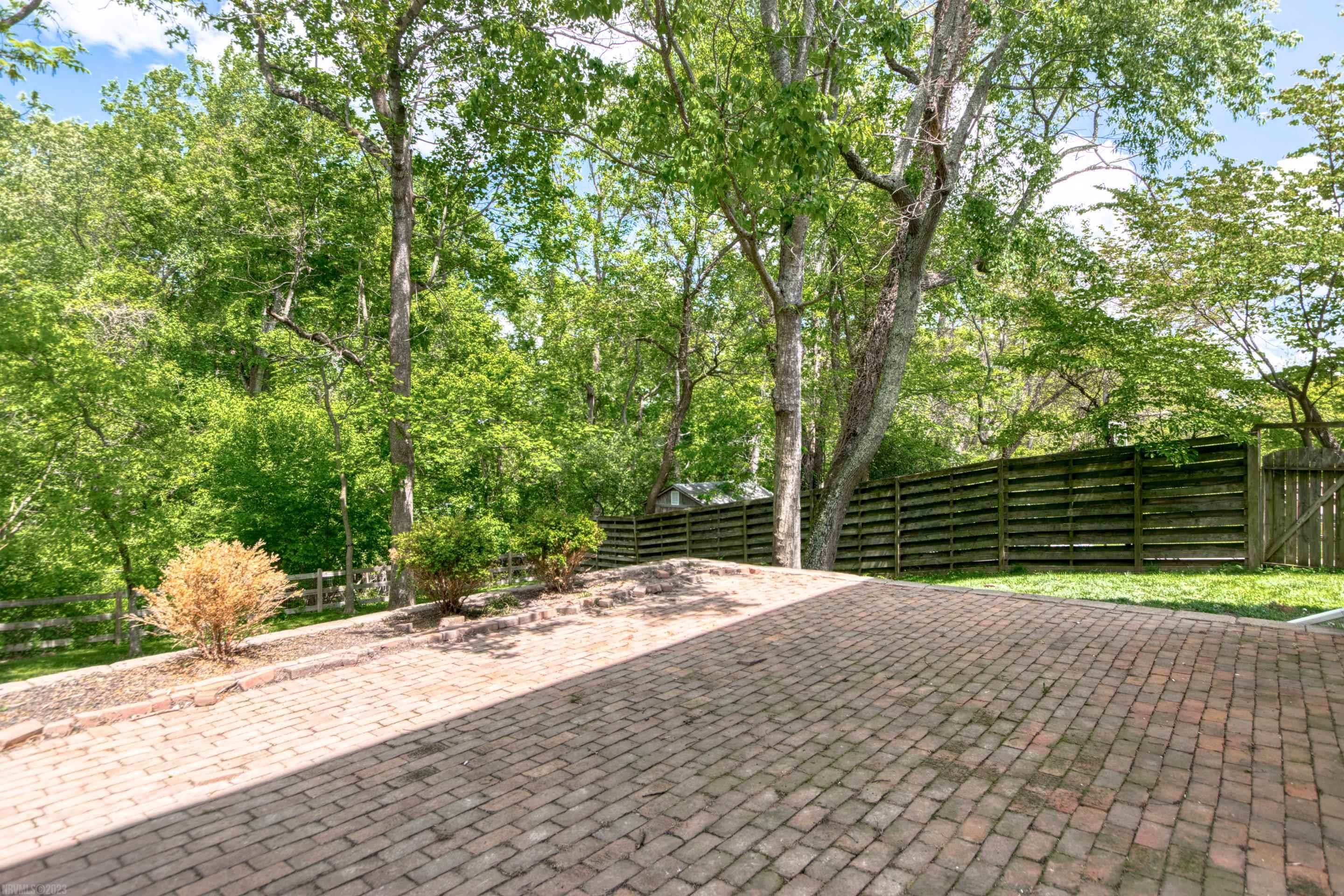 609 LANDSDOWNE Drive