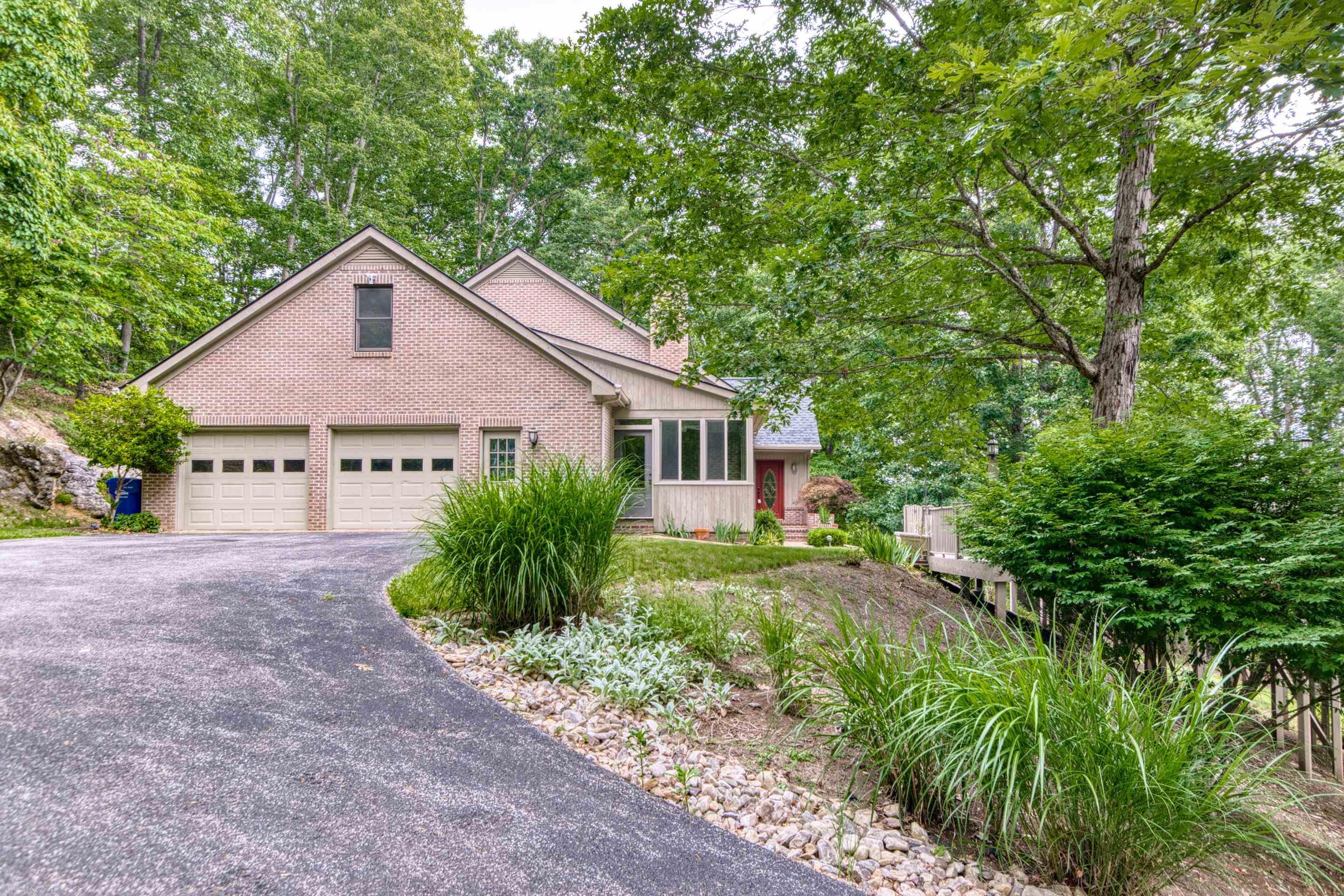 295 DEERCROFT Drive