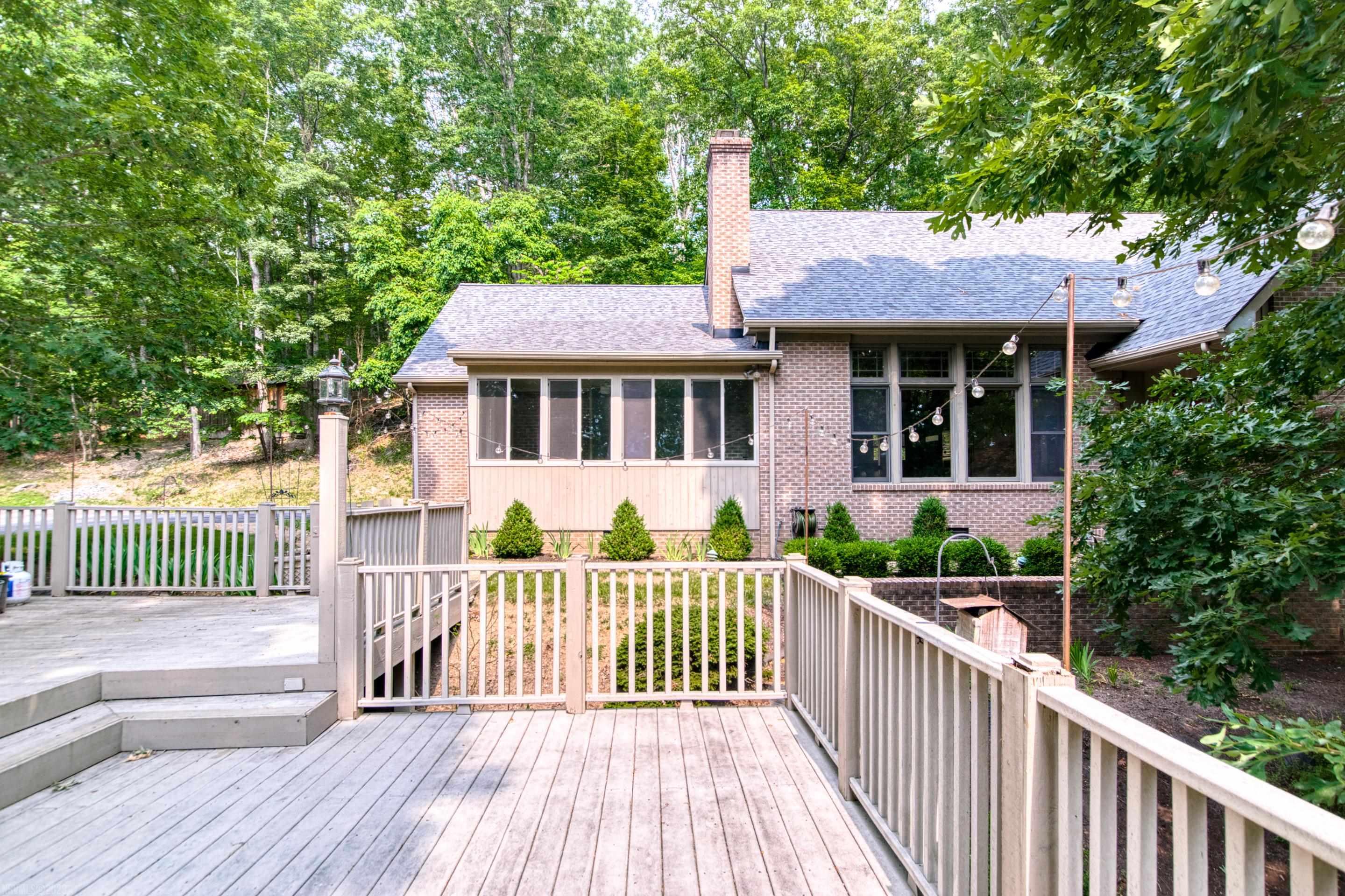 295 DEERCROFT Drive