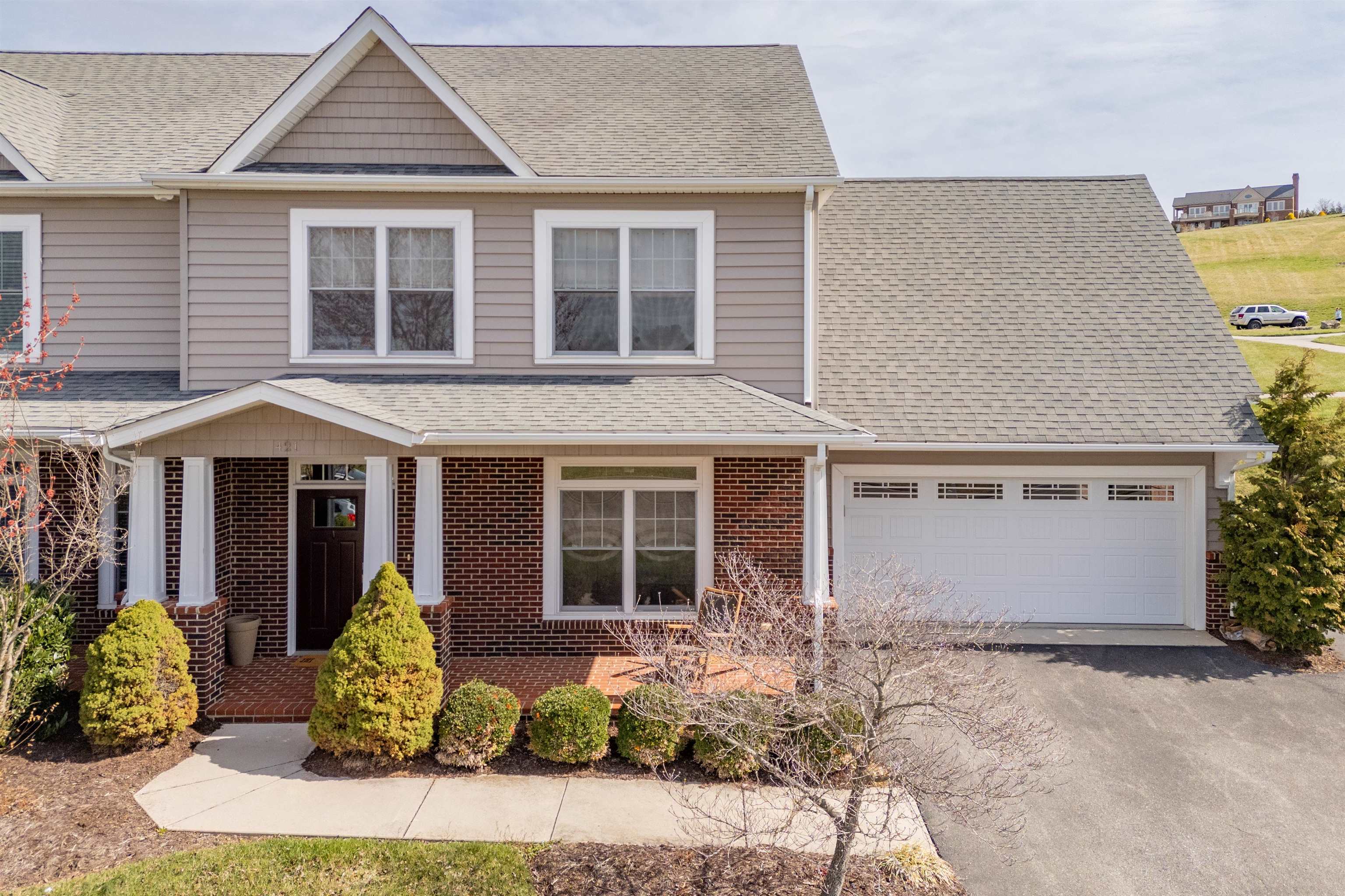 421 WILLARD Drive