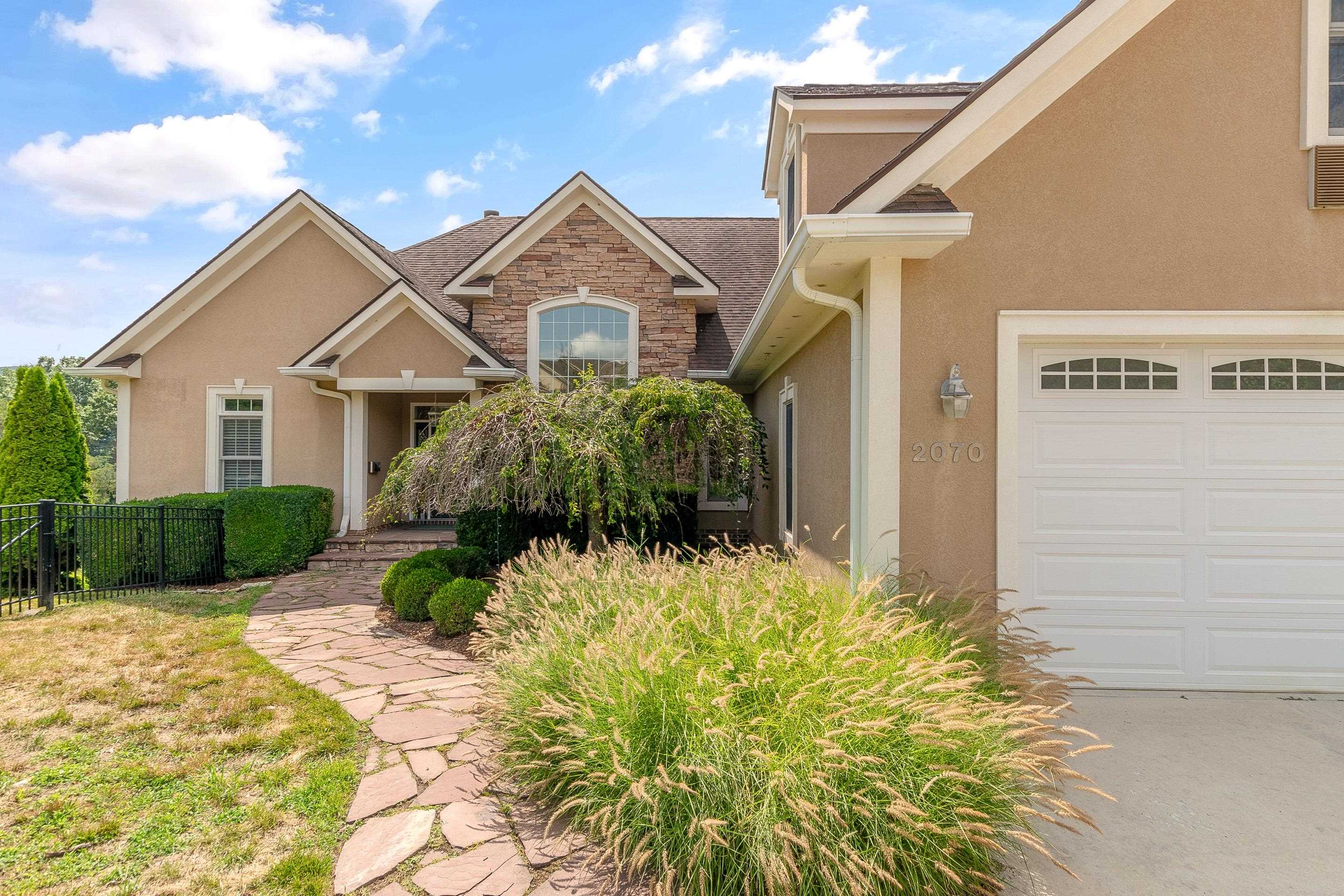 2070 Cascades Road