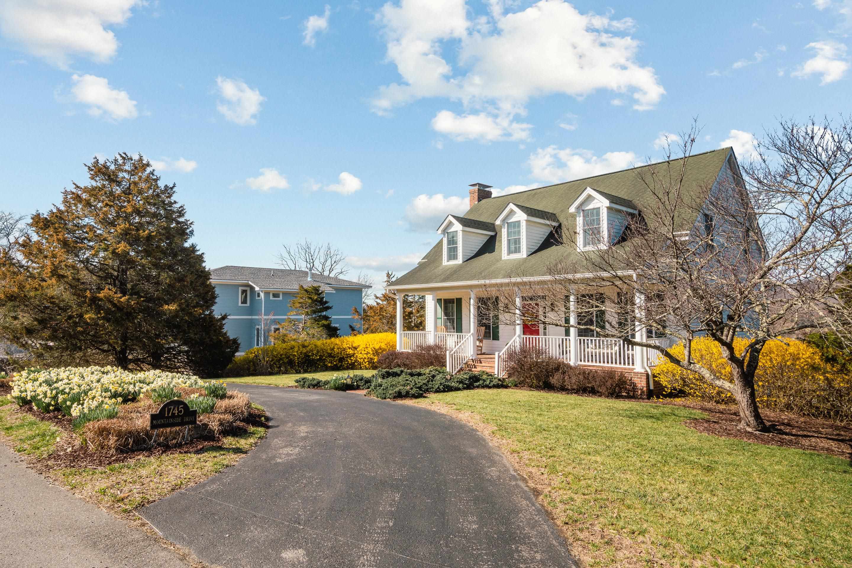 1745 Mountainside Drive