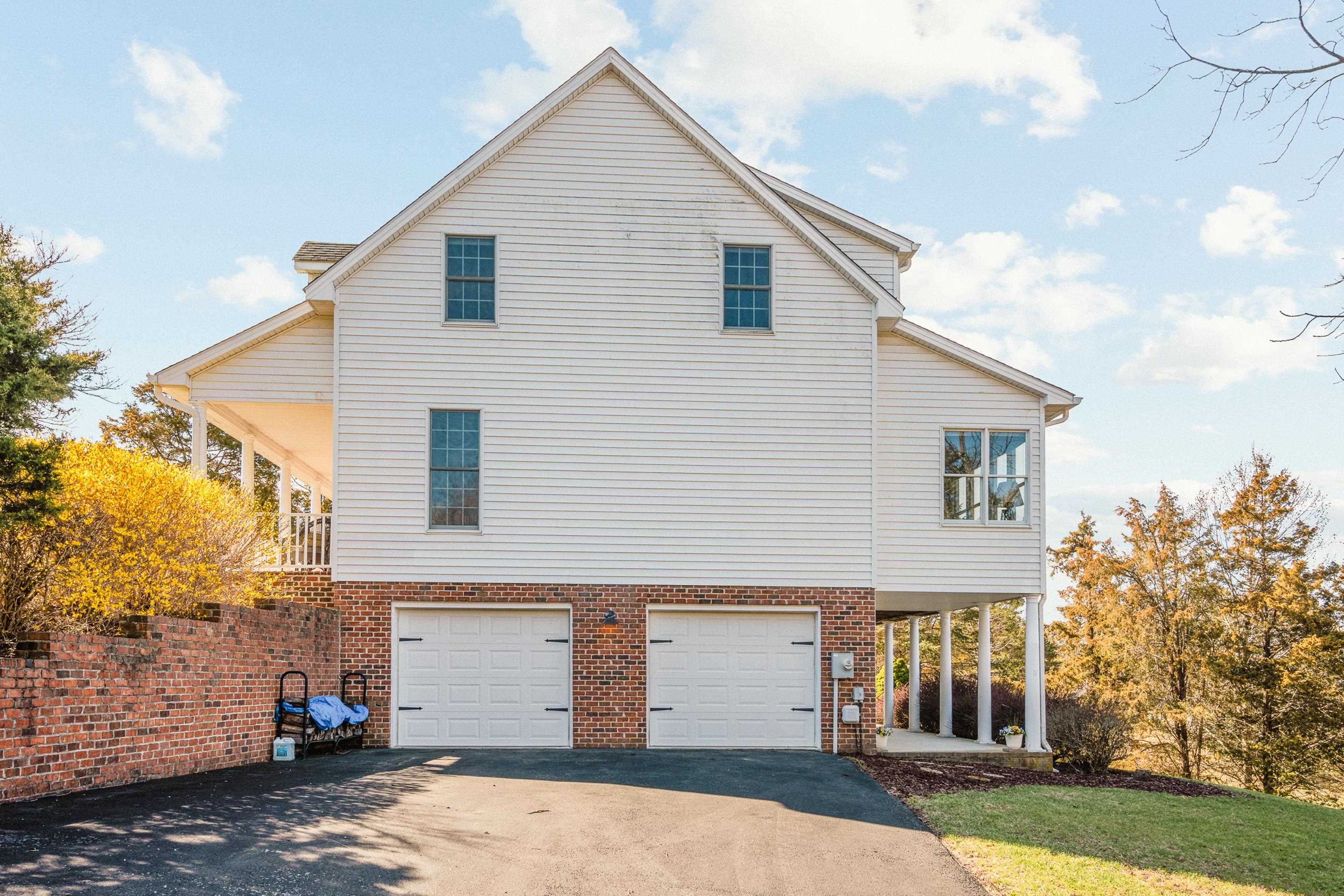 1745 Mountainside Drive