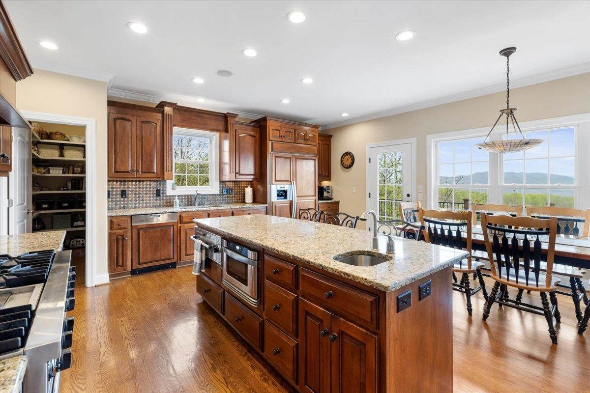 412 STERLING HEIGHTS Lane