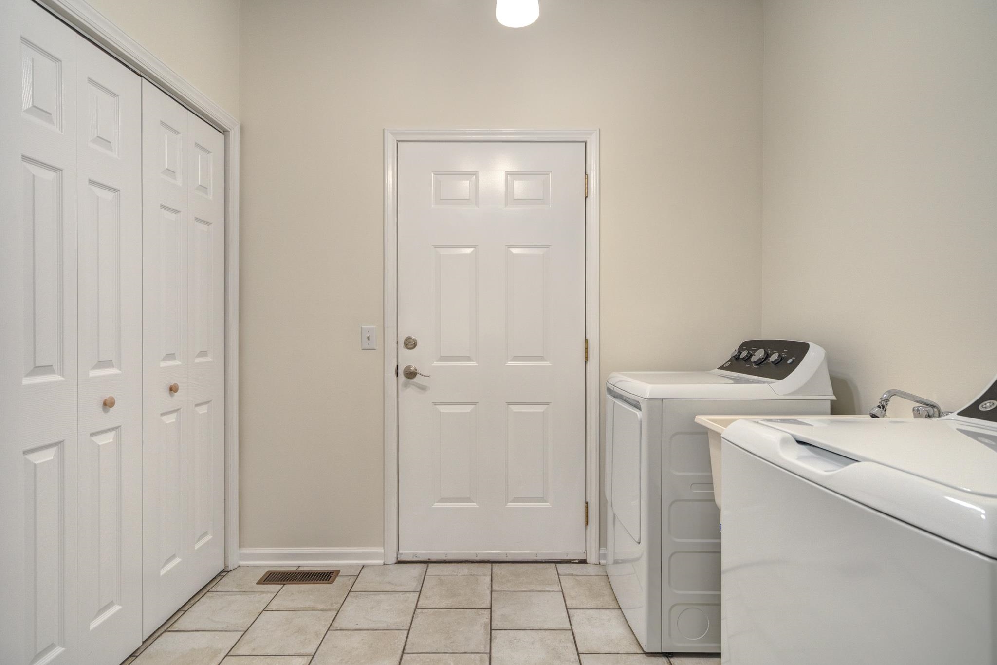 1006 HORSE SHOE Lane