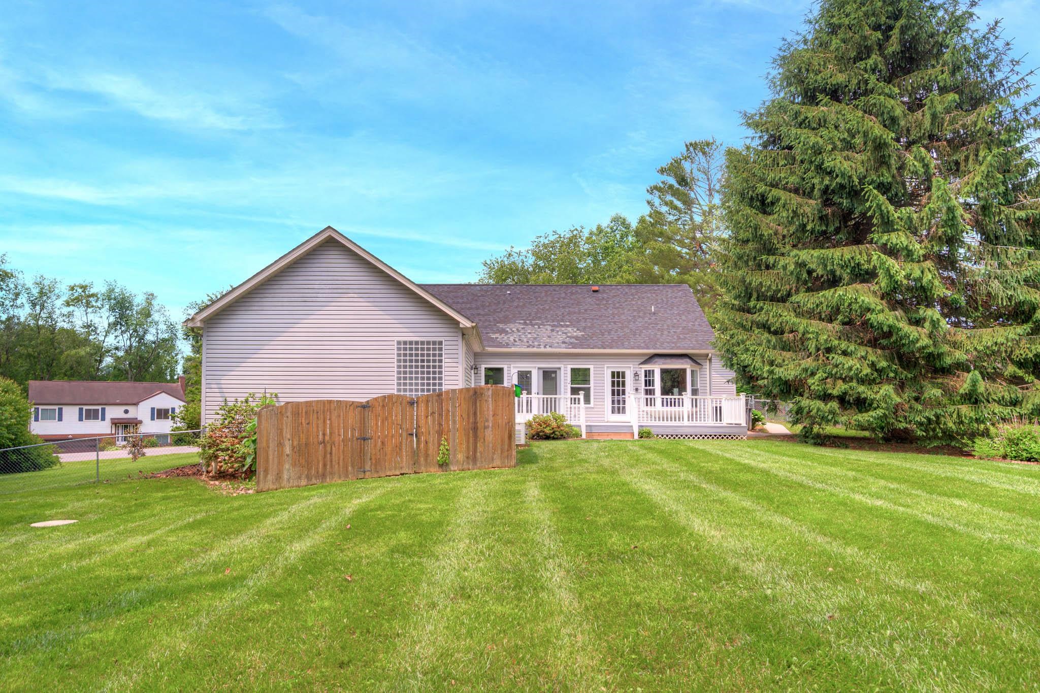 1006 HORSE SHOE Lane