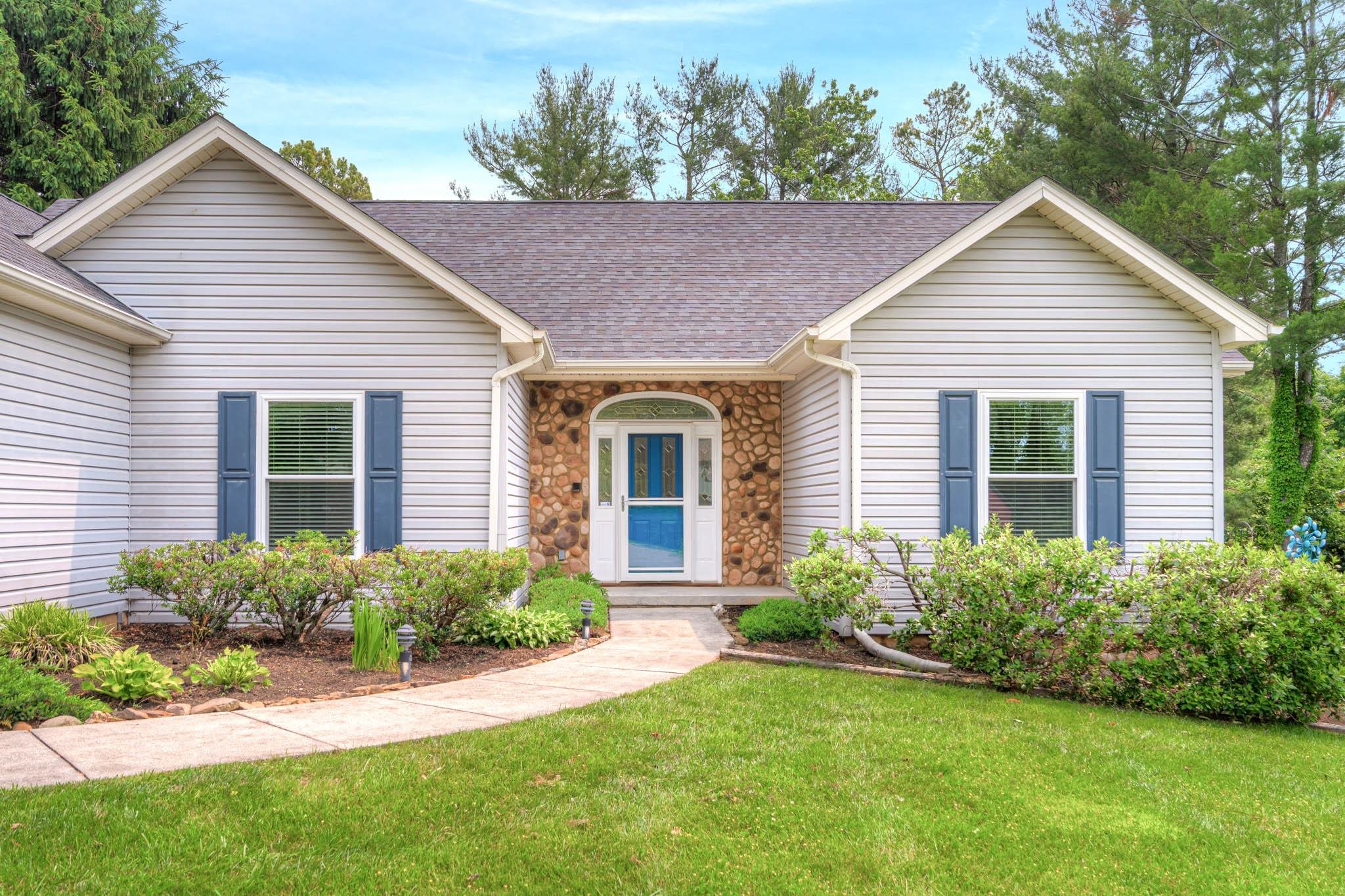 1006 HORSE SHOE Lane