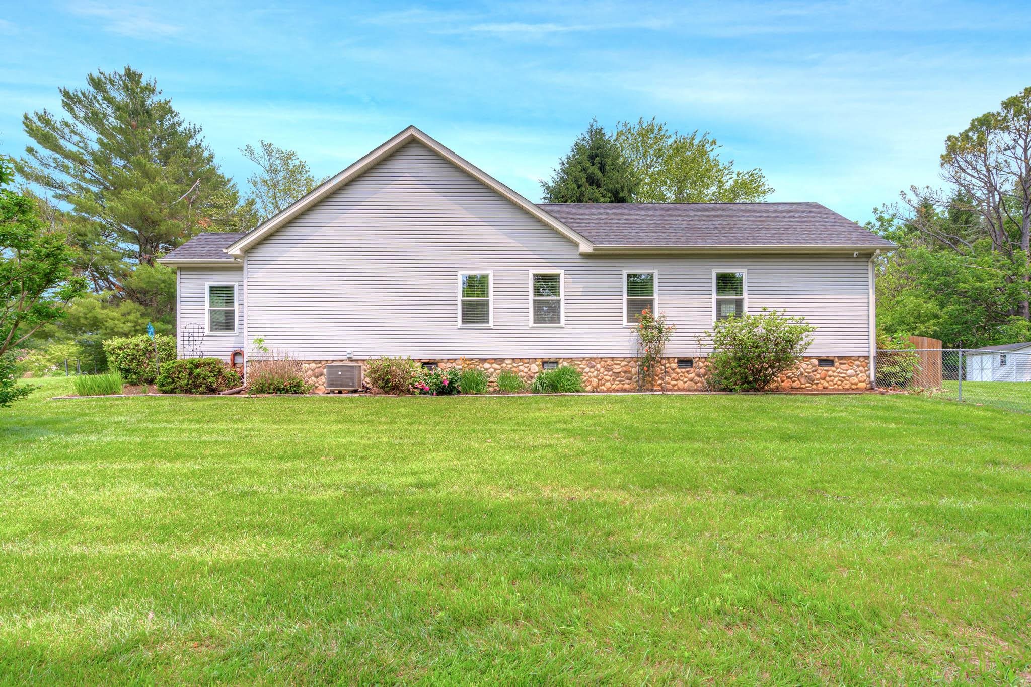 1006 HORSE SHOE Lane