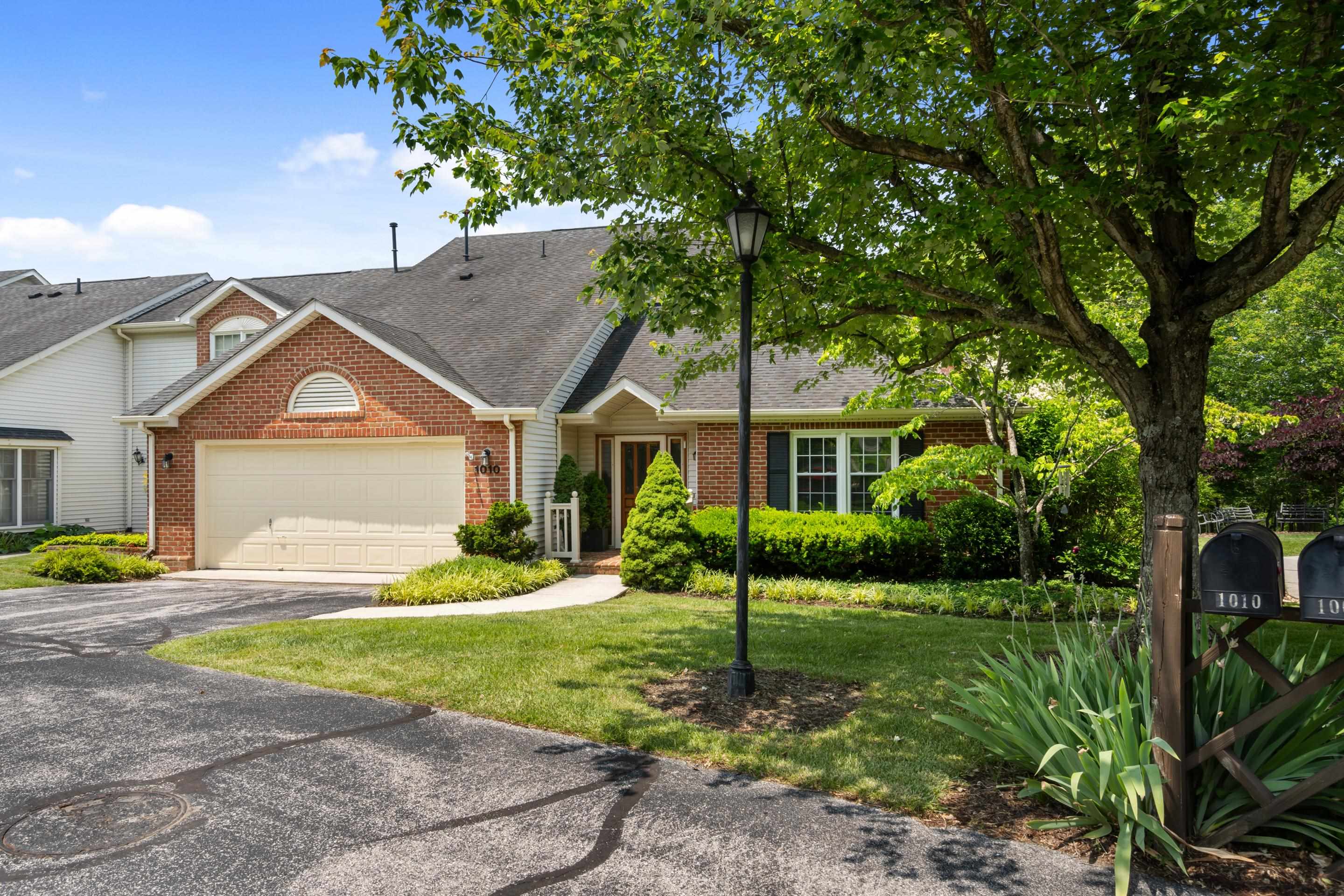 1010 OAK POINTE Court