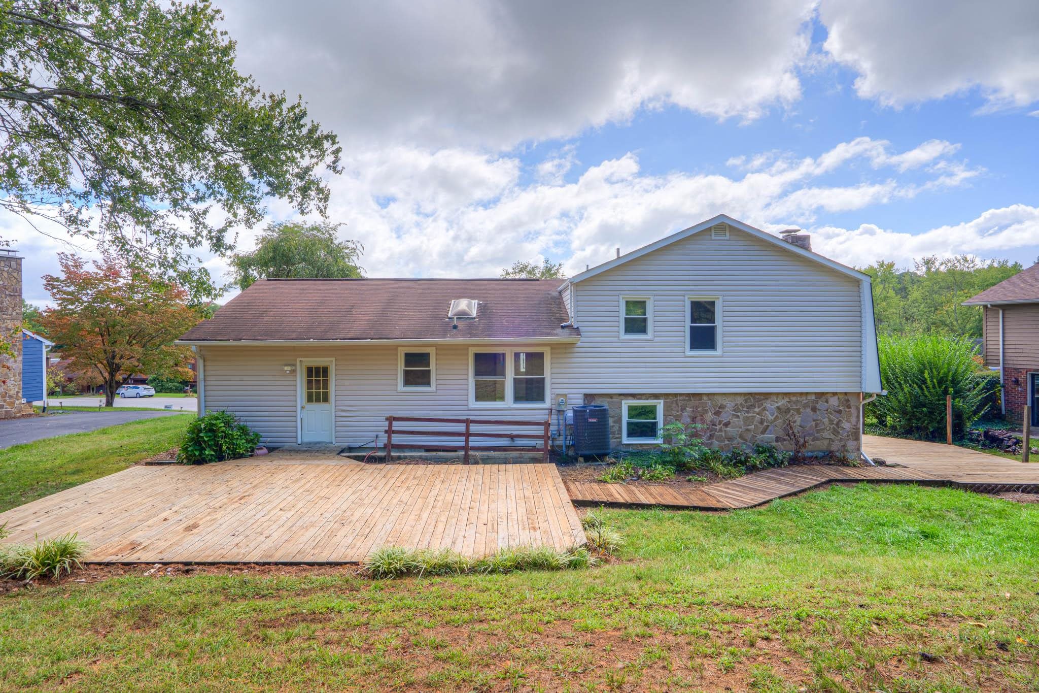 207 WOODBINE Drive