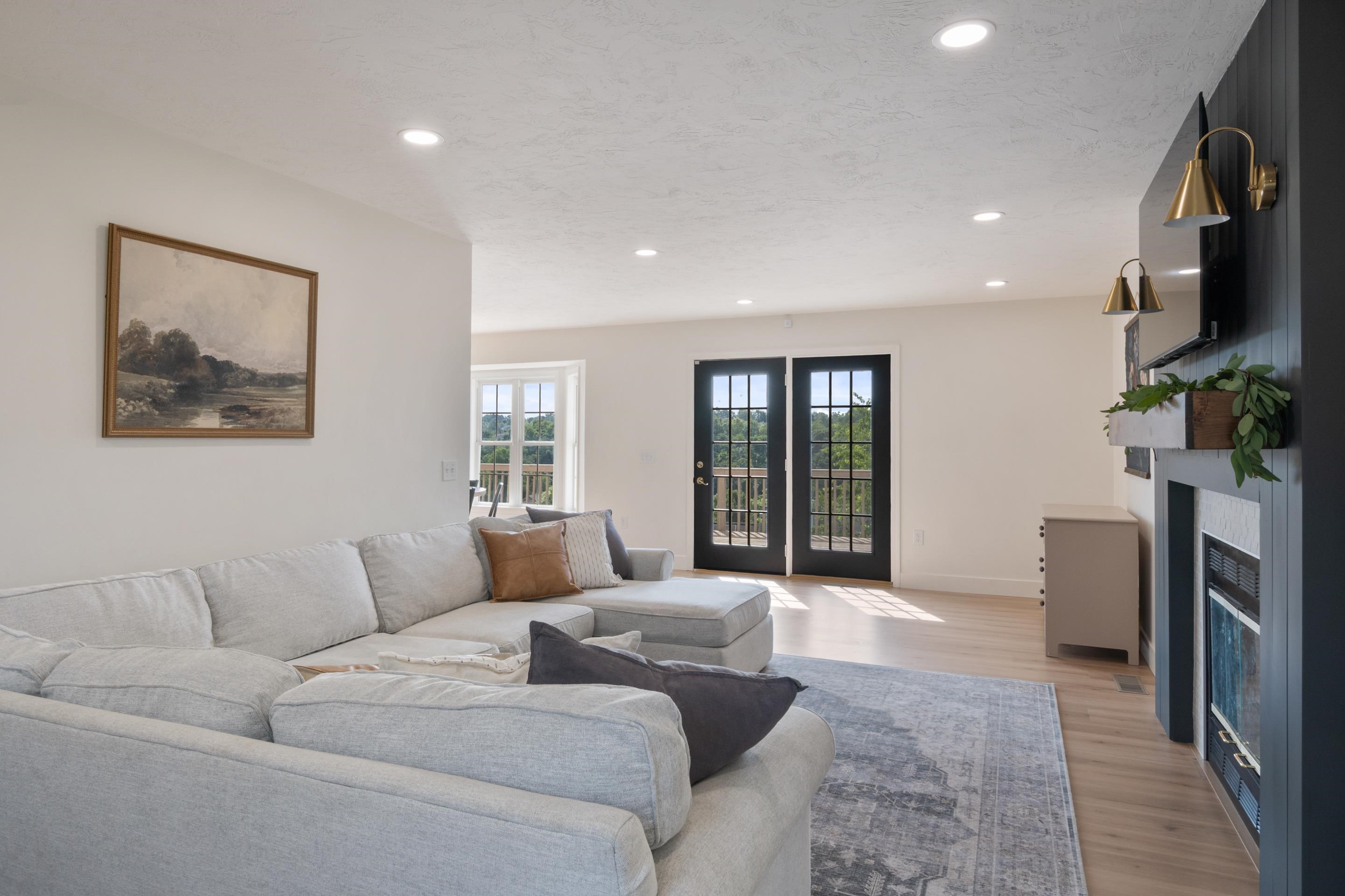 180 SAPPHIRE Avenue