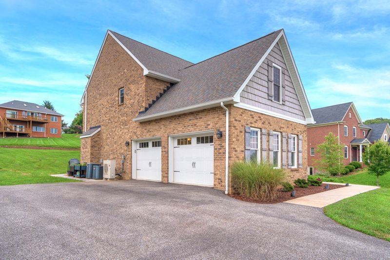 1209 BROCKTON Street