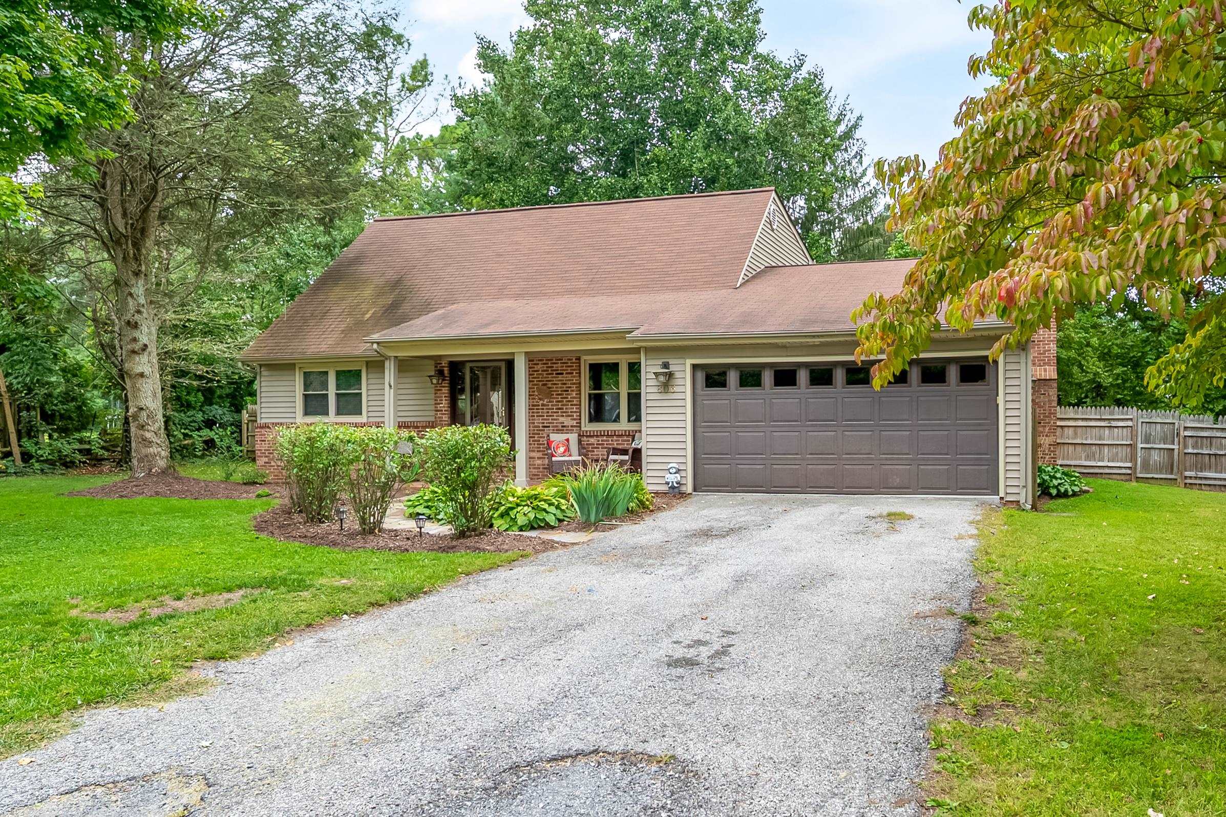 806 Horseshoe Lane