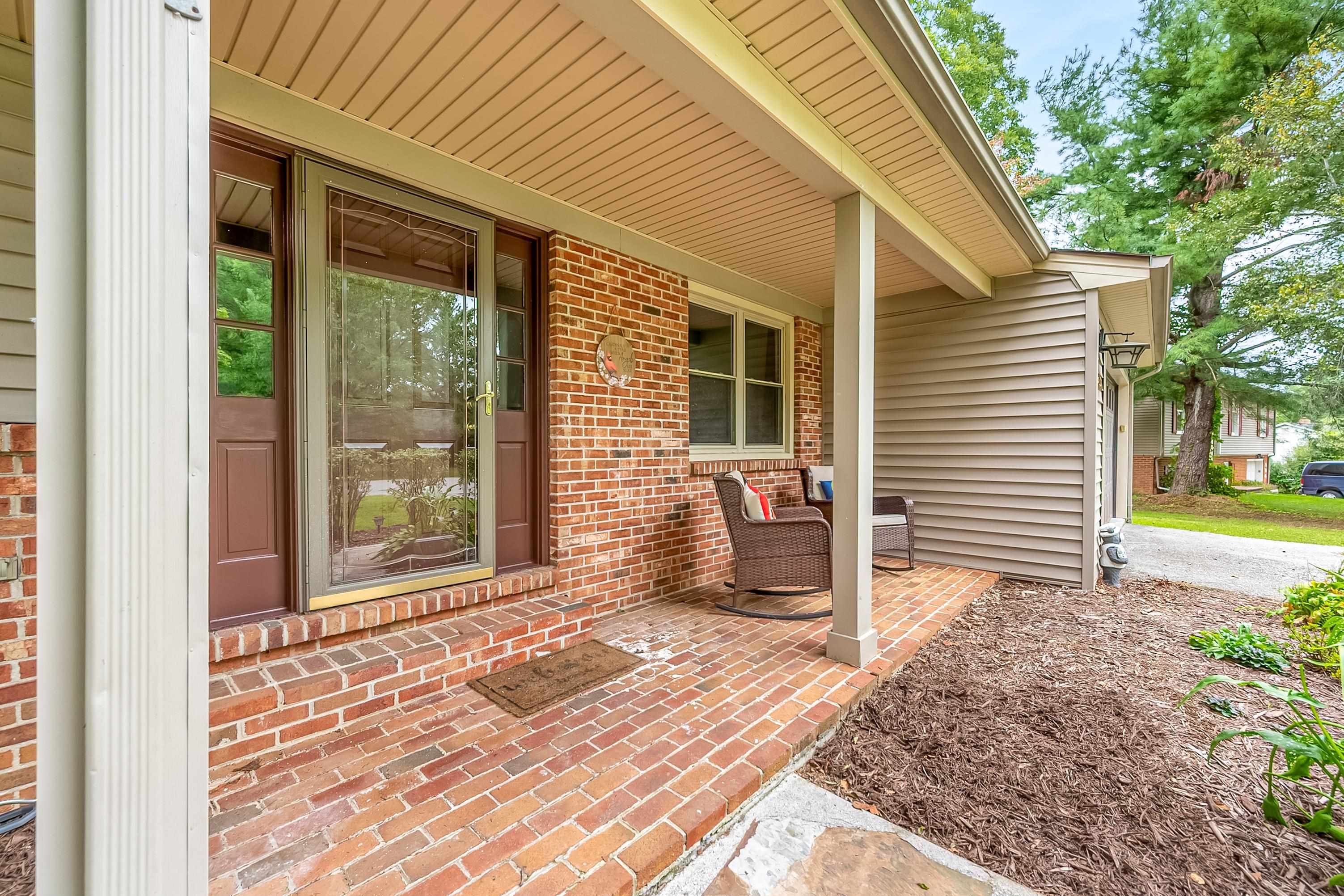 806 Horseshoe Lane