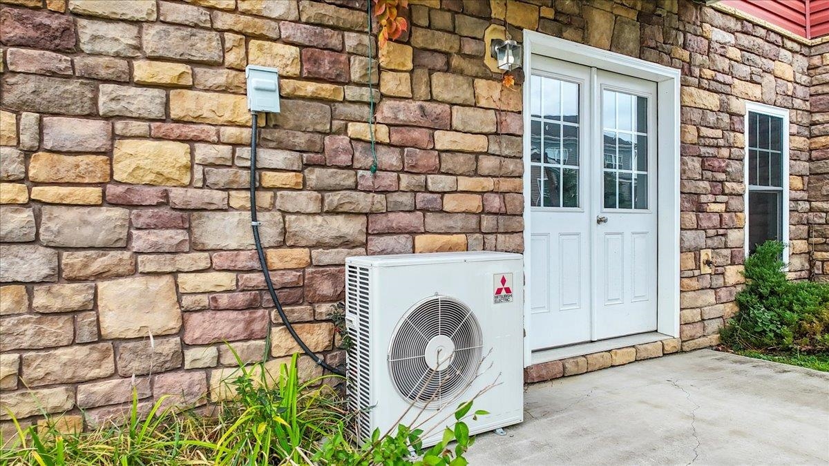 300 ROUDABUSH Drive NW