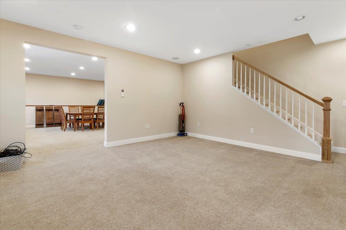 300 ROUDABUSH Drive NW