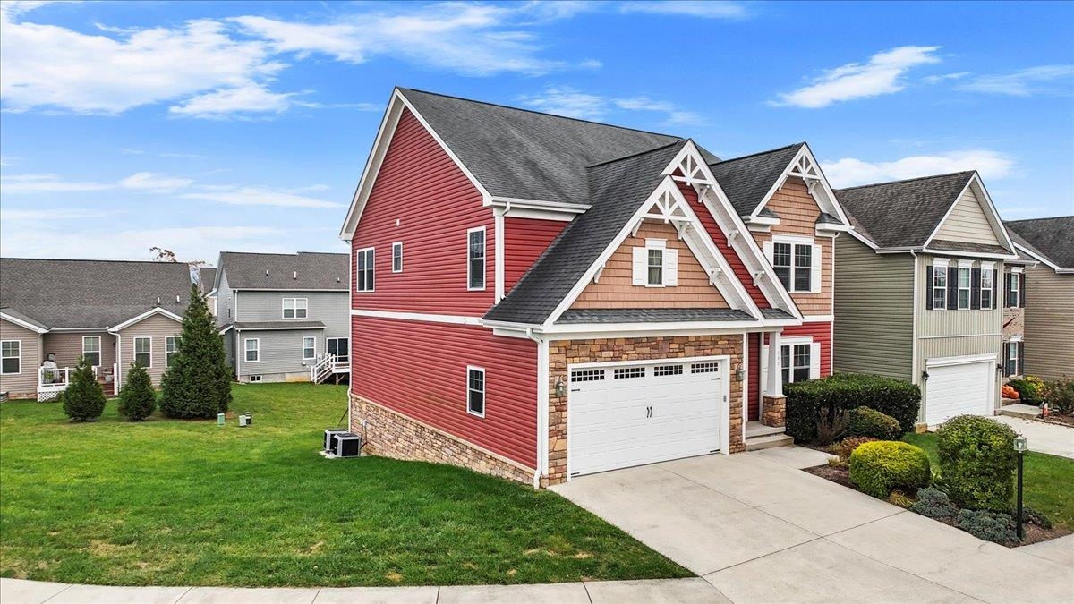 300 ROUDABUSH Drive NW