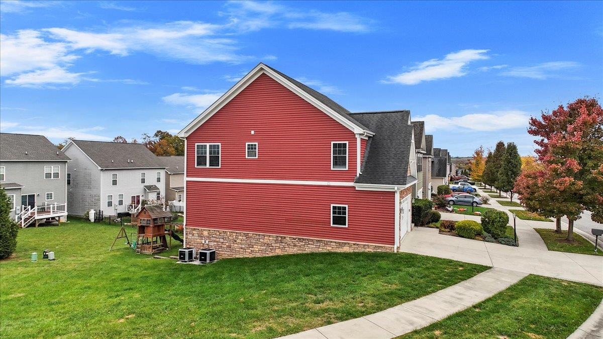 300 ROUDABUSH Drive NW