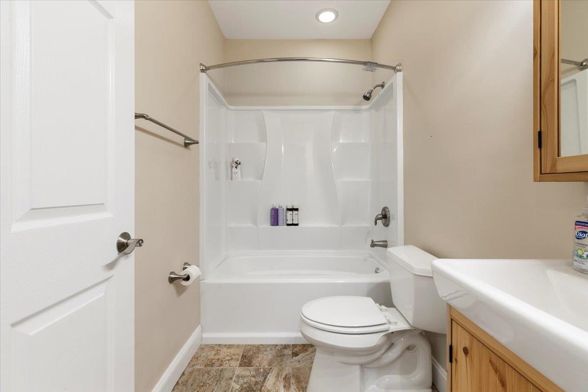 300 ROUDABUSH Drive NW