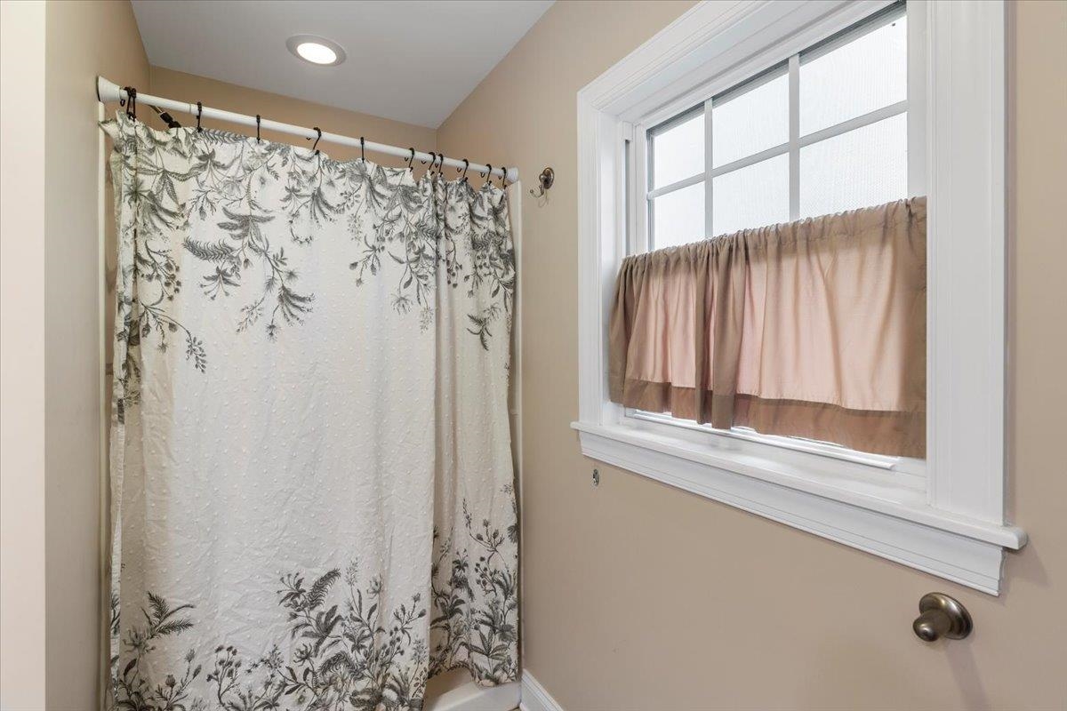 300 ROUDABUSH Drive NW