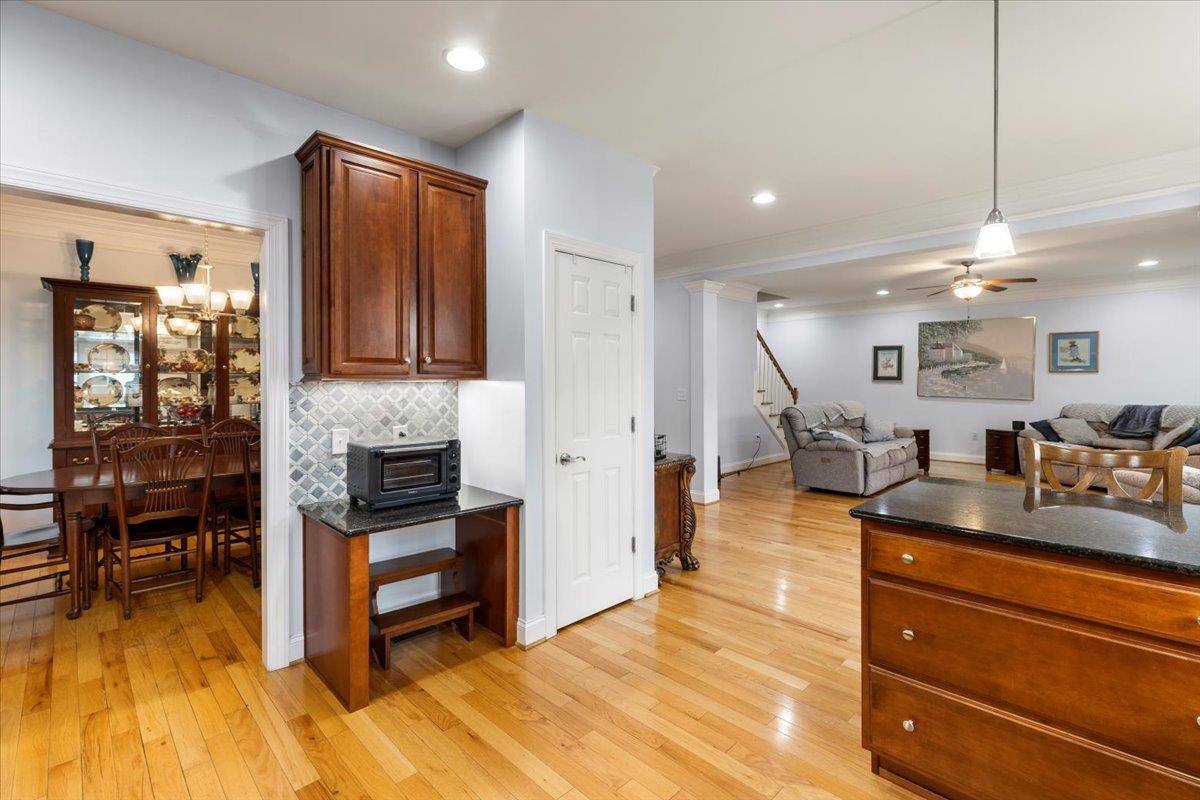 300 ROUDABUSH Drive NW