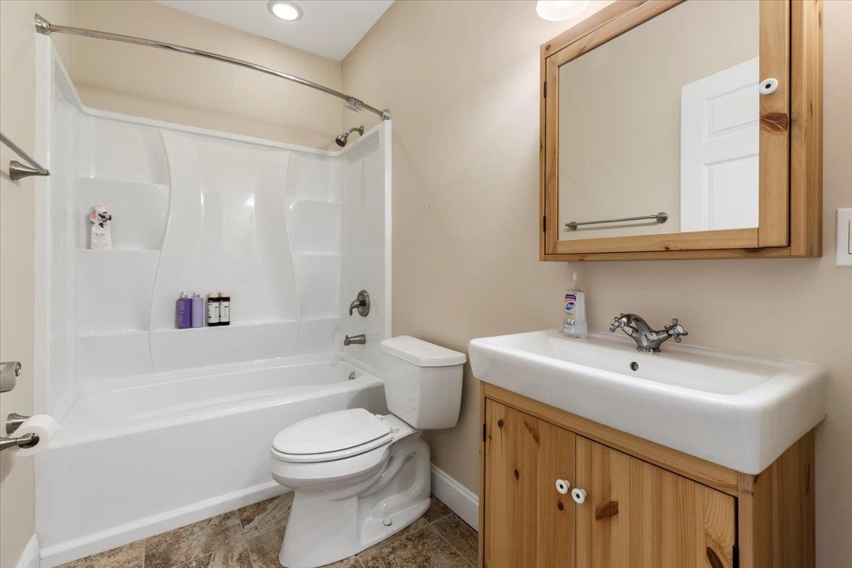 300 ROUDABUSH Drive NW