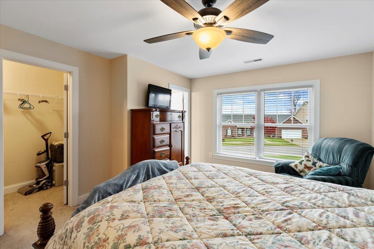 300 ROUDABUSH Drive NW