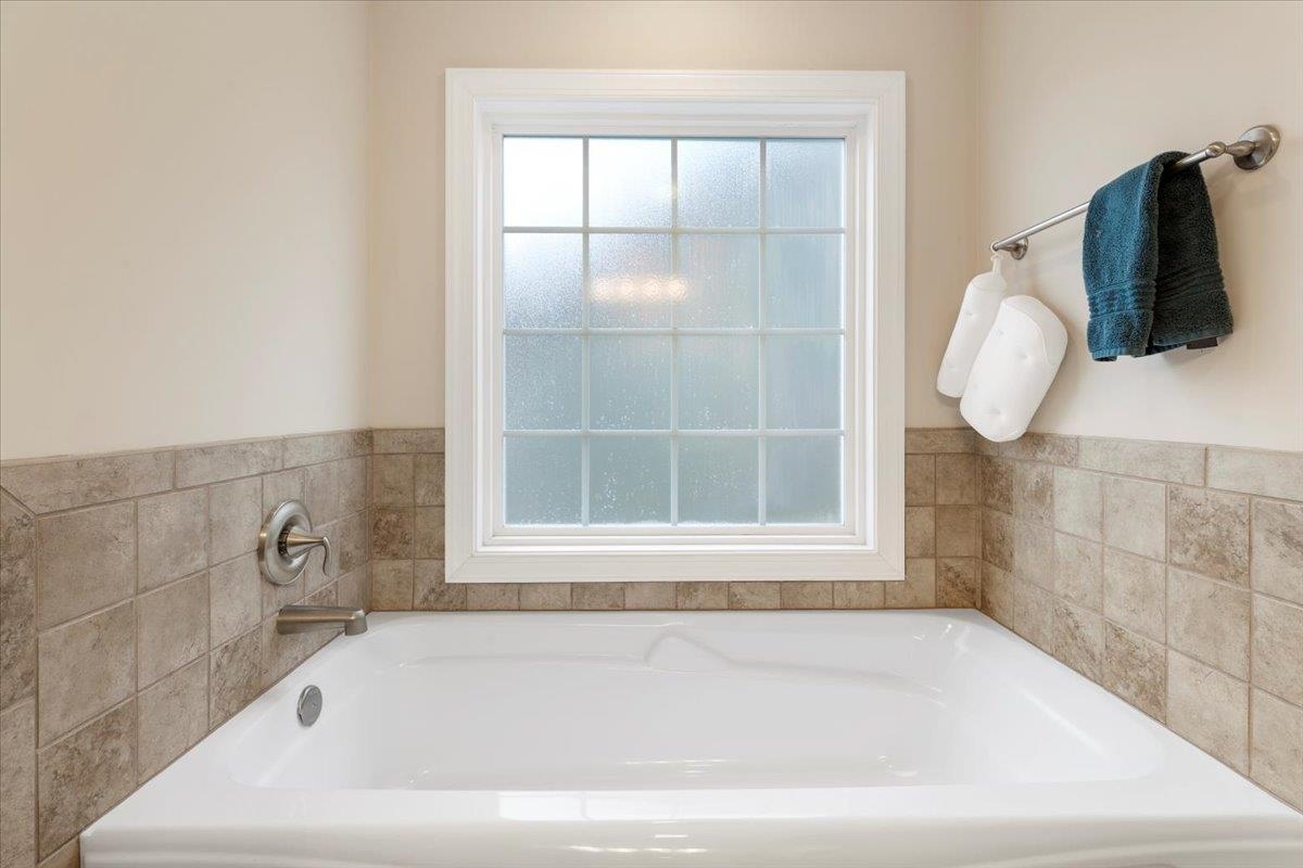 300 ROUDABUSH Drive NW