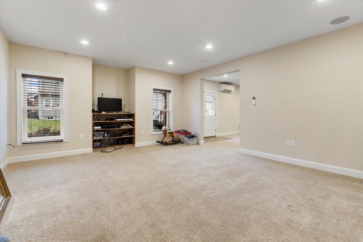 300 ROUDABUSH Drive NW