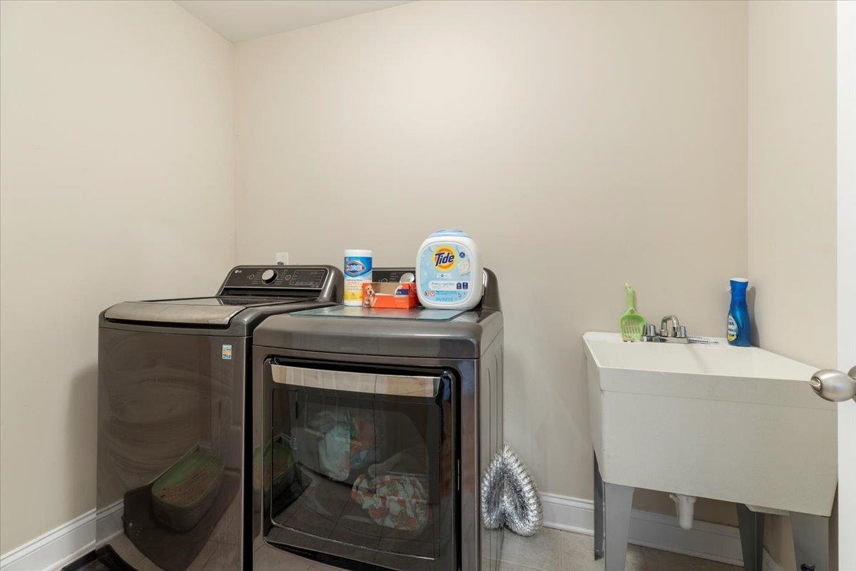 300 ROUDABUSH Drive NW