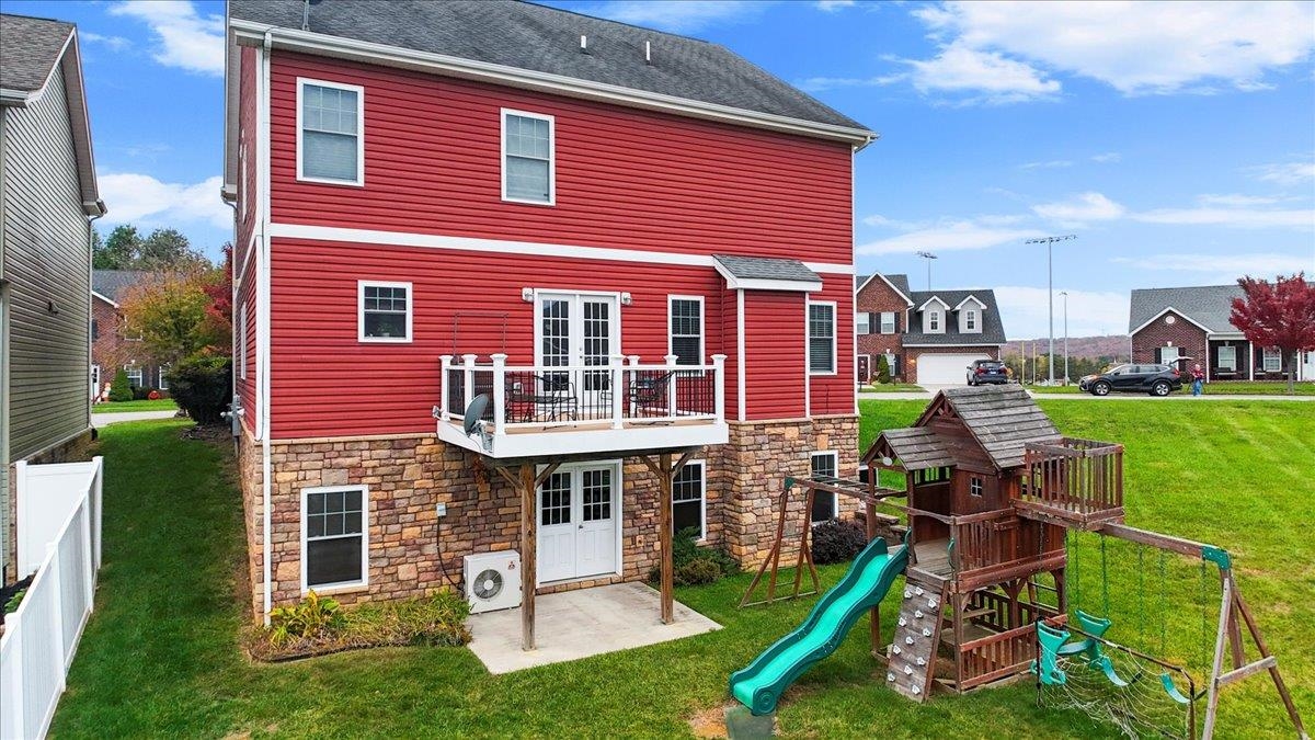 300 ROUDABUSH Drive NW