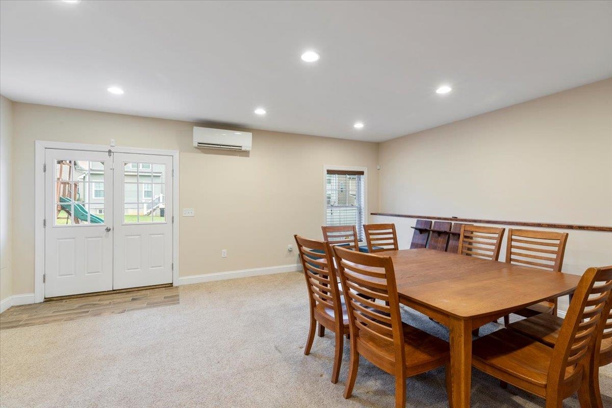 300 ROUDABUSH Drive NW