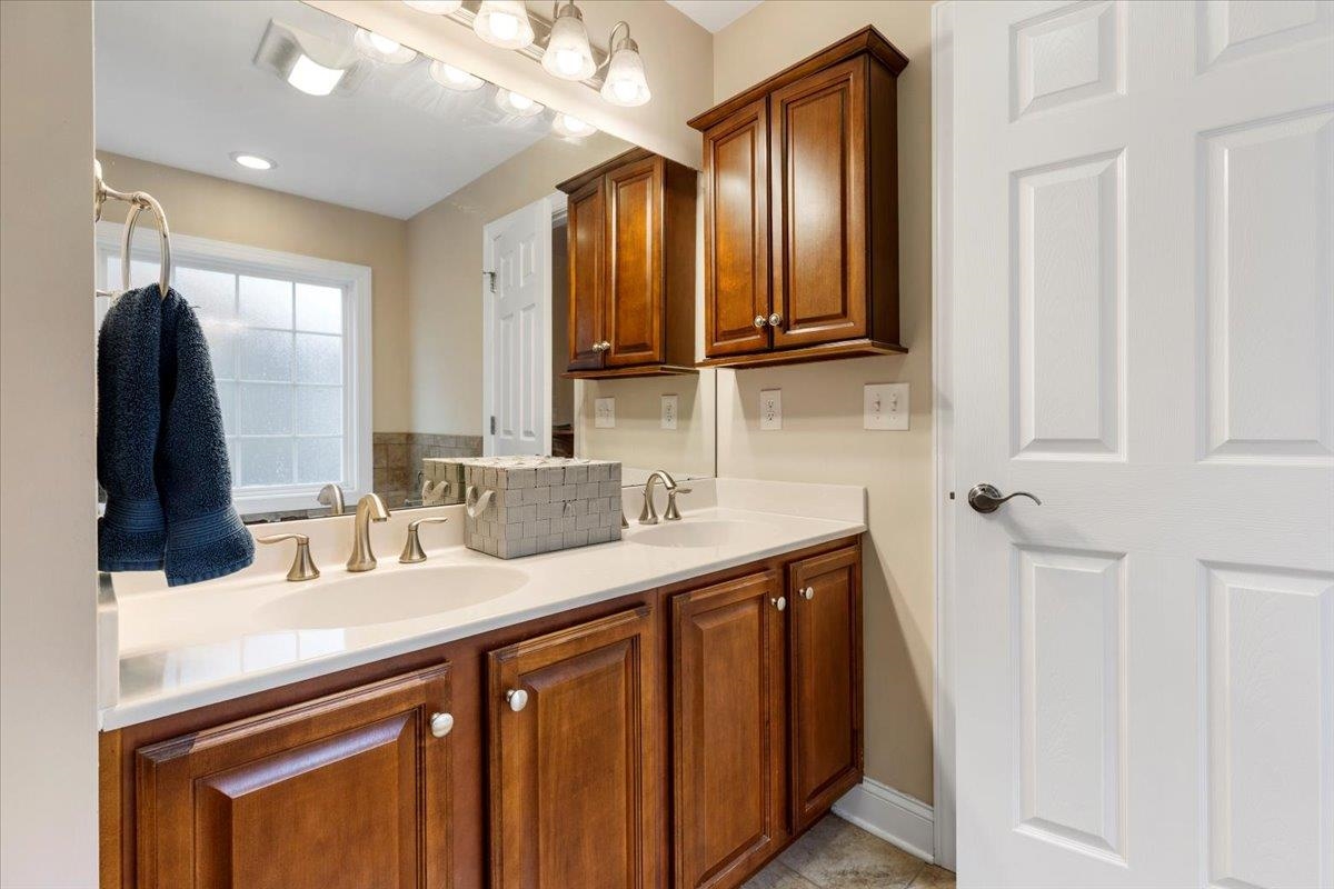 300 ROUDABUSH Drive NW