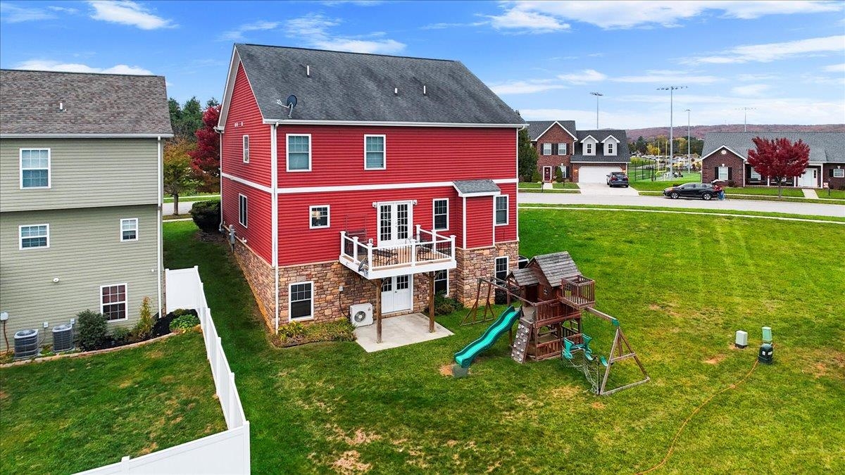 300 ROUDABUSH Drive NW