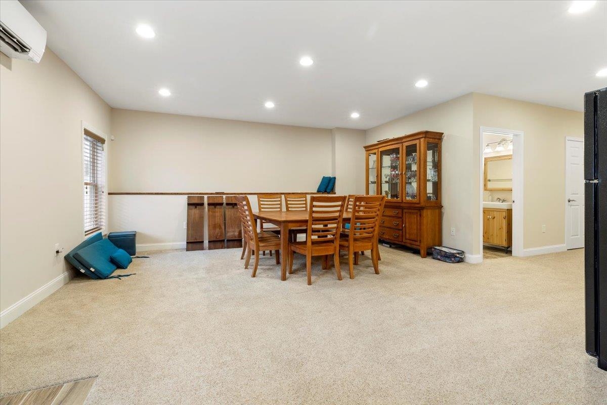 300 ROUDABUSH Drive NW