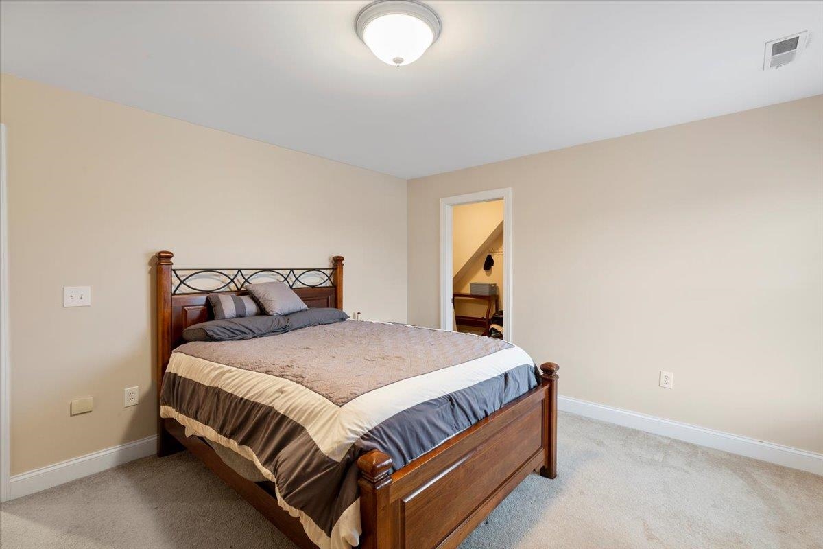 300 ROUDABUSH Drive NW