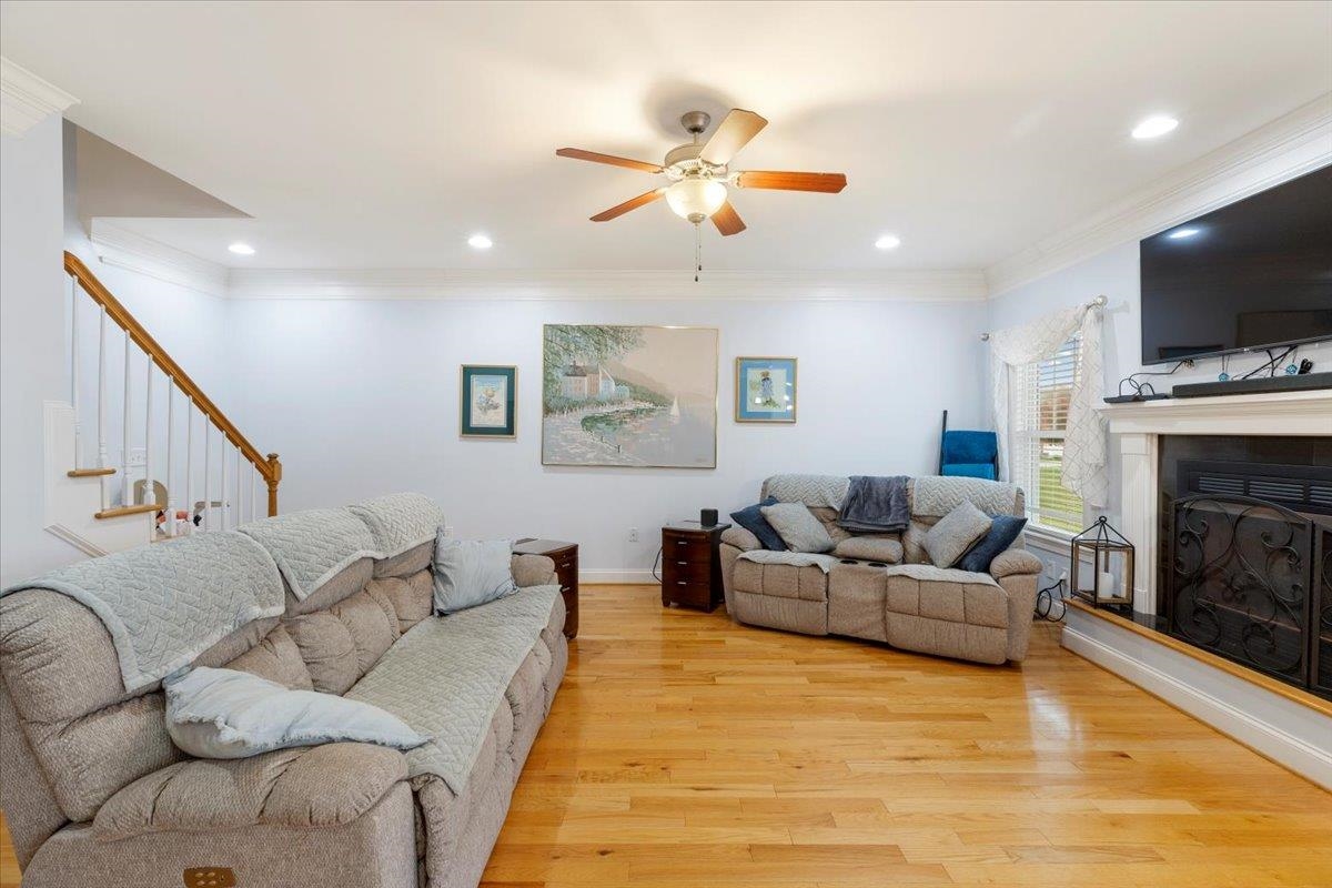 300 ROUDABUSH Drive NW