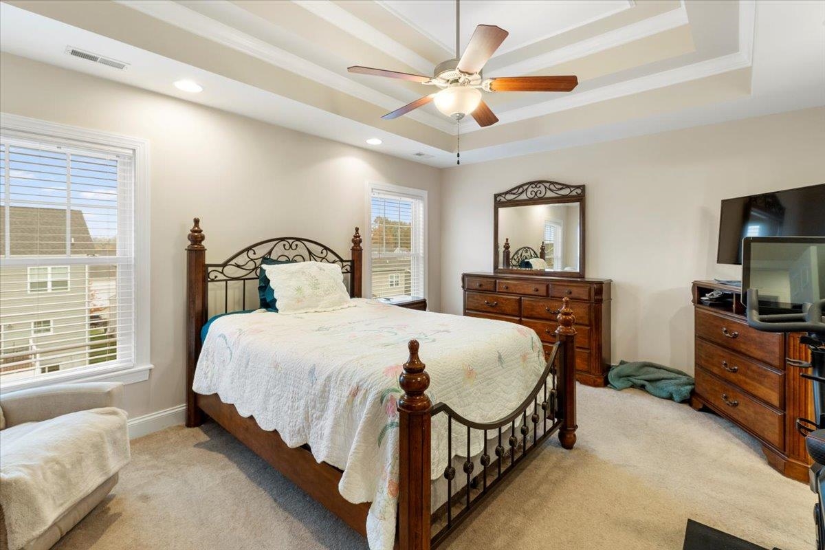 300 ROUDABUSH Drive NW