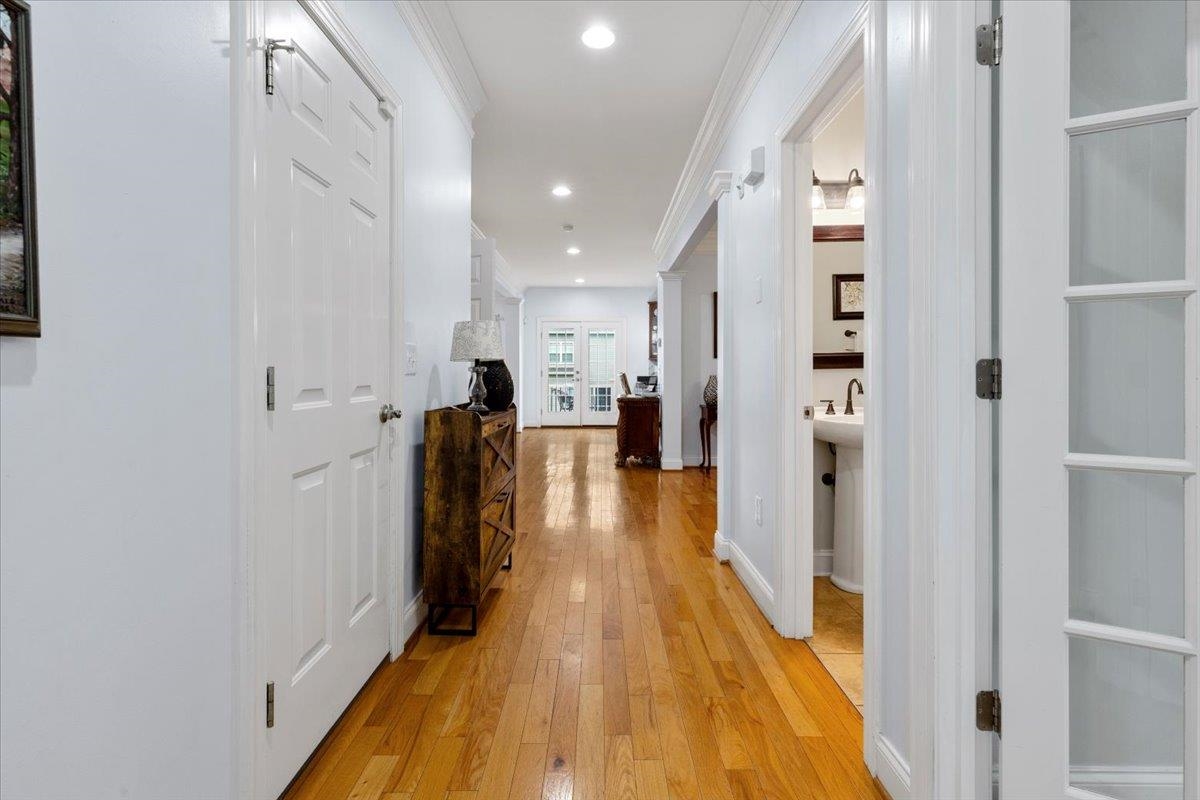 300 ROUDABUSH Drive NW