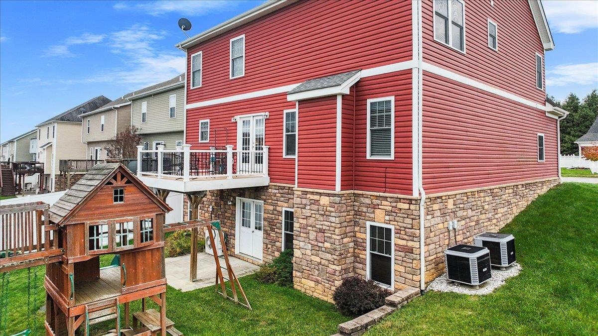 300 ROUDABUSH Drive NW