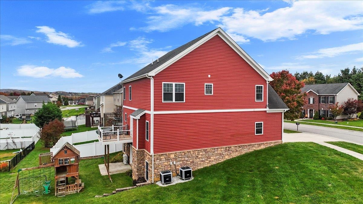 300 ROUDABUSH Drive NW