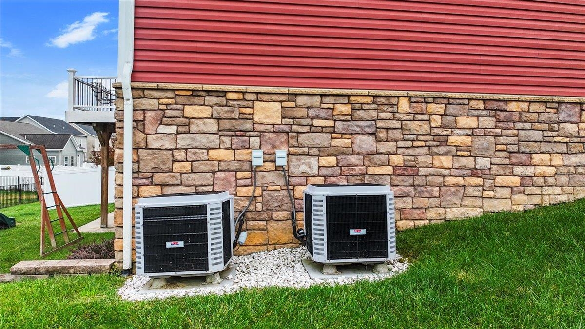 300 ROUDABUSH Drive NW