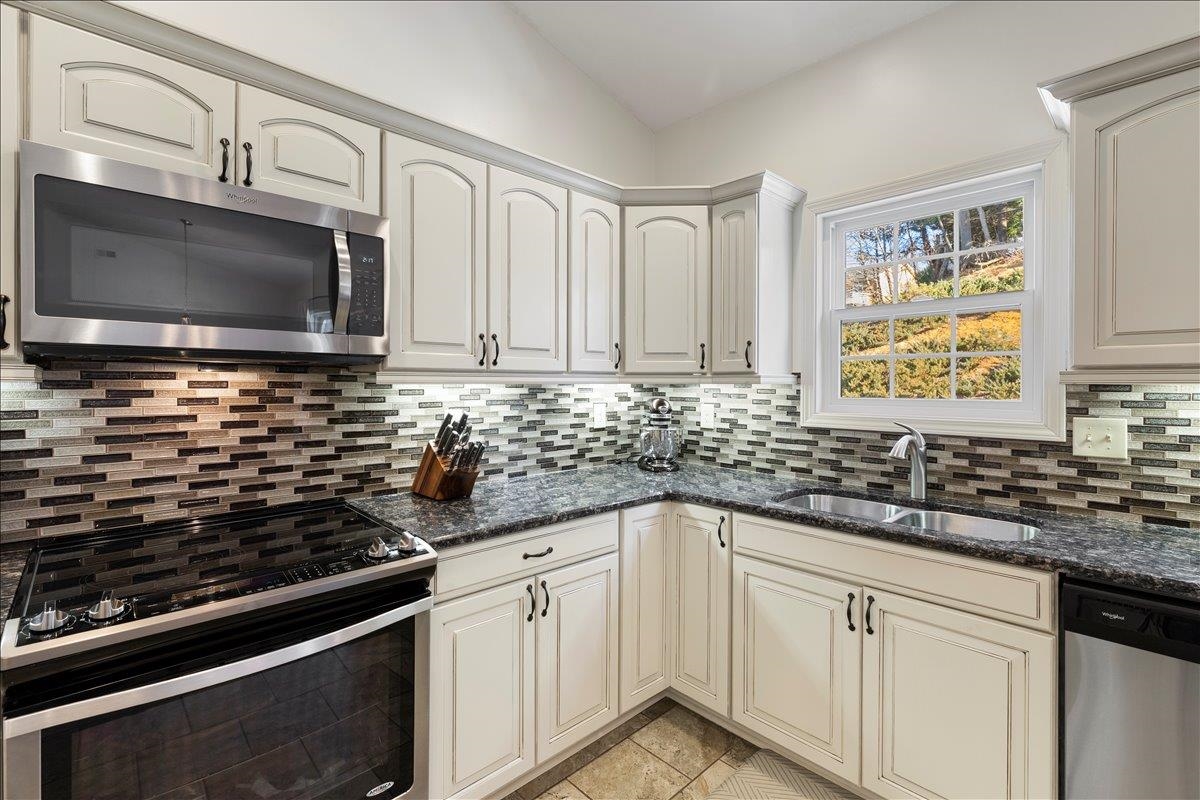 325 Colin Reid Pass Pass NW