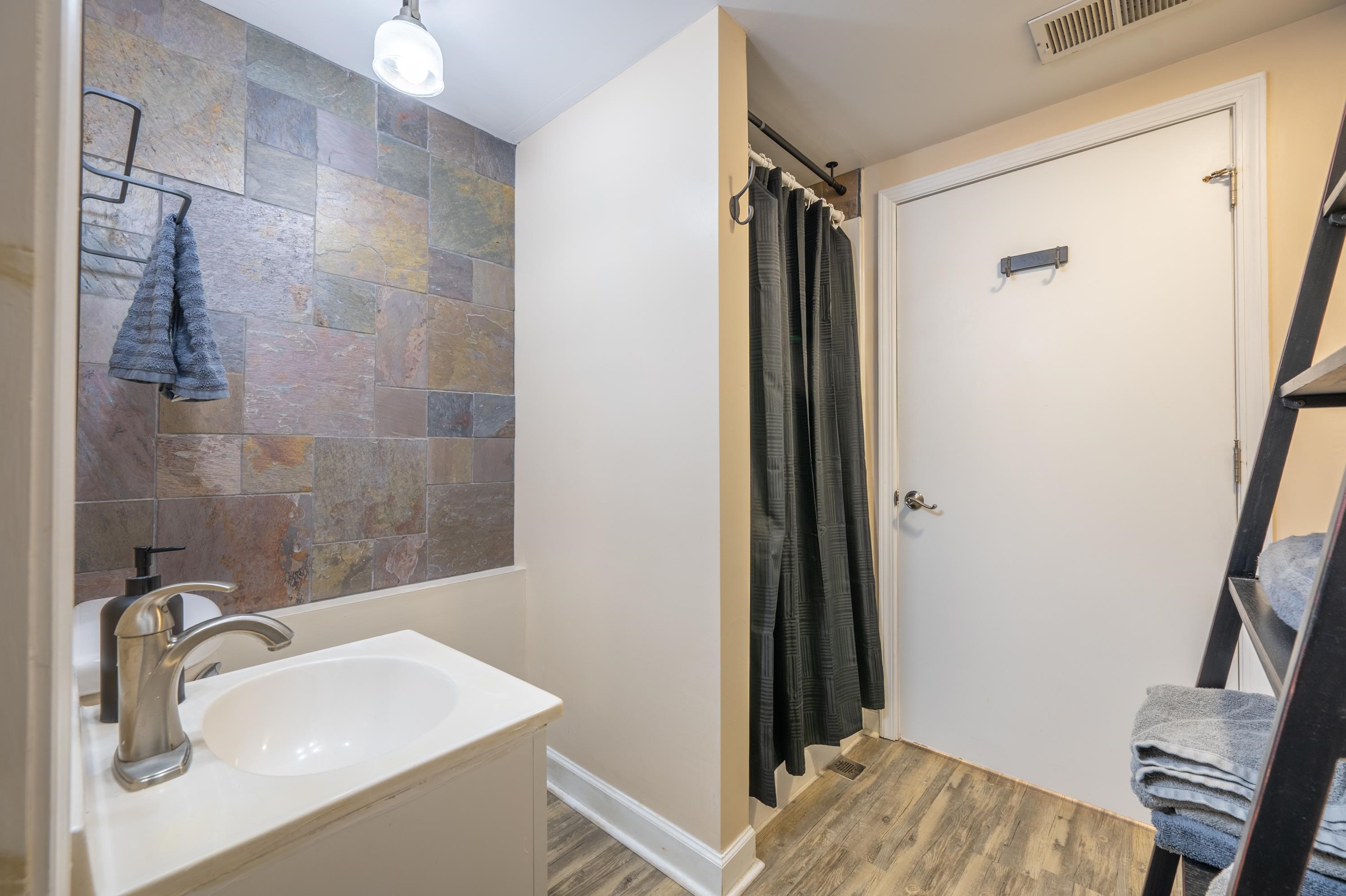 103 Yorkshire Ct Court