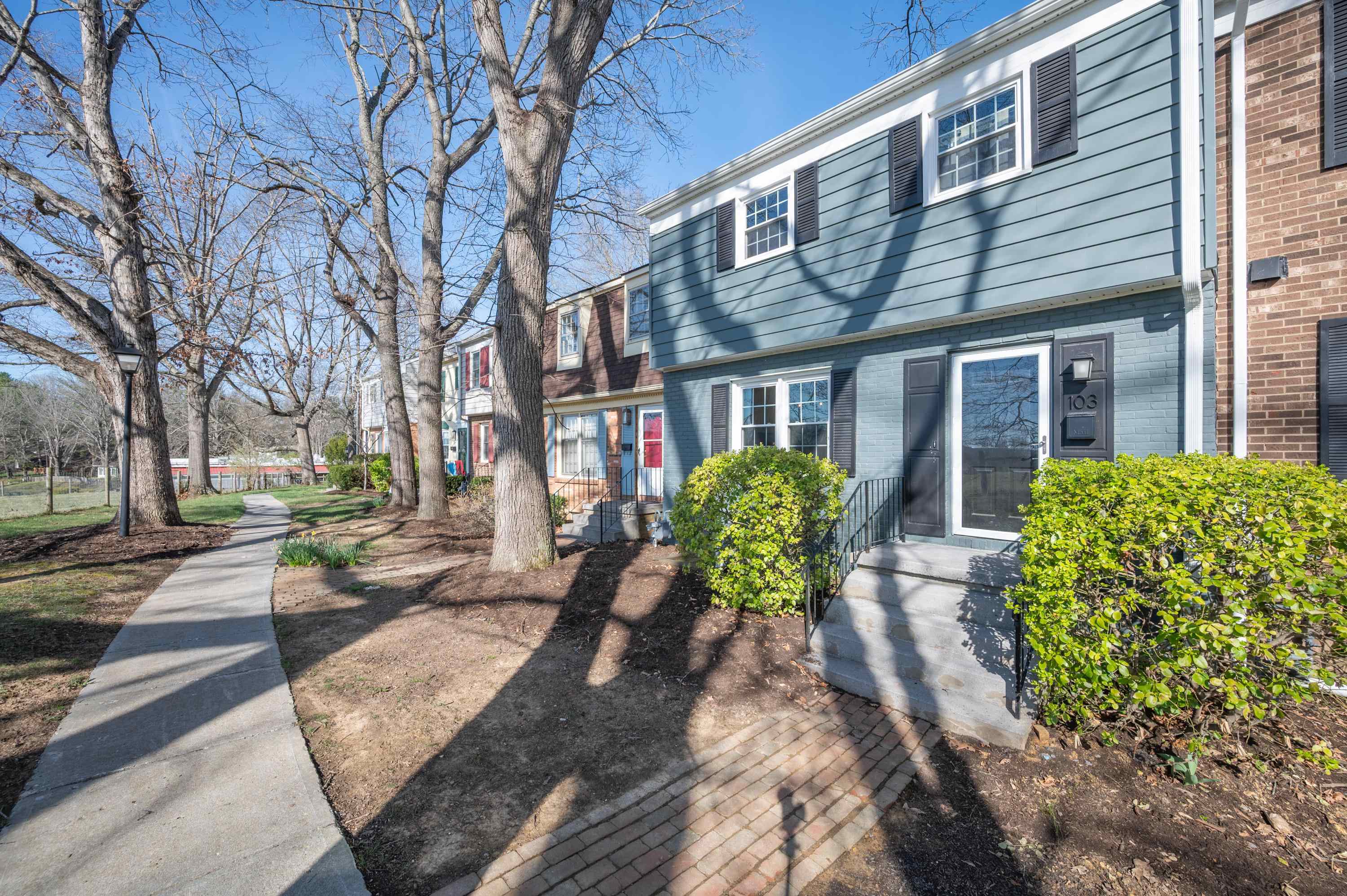 103 Yorkshire Ct Court