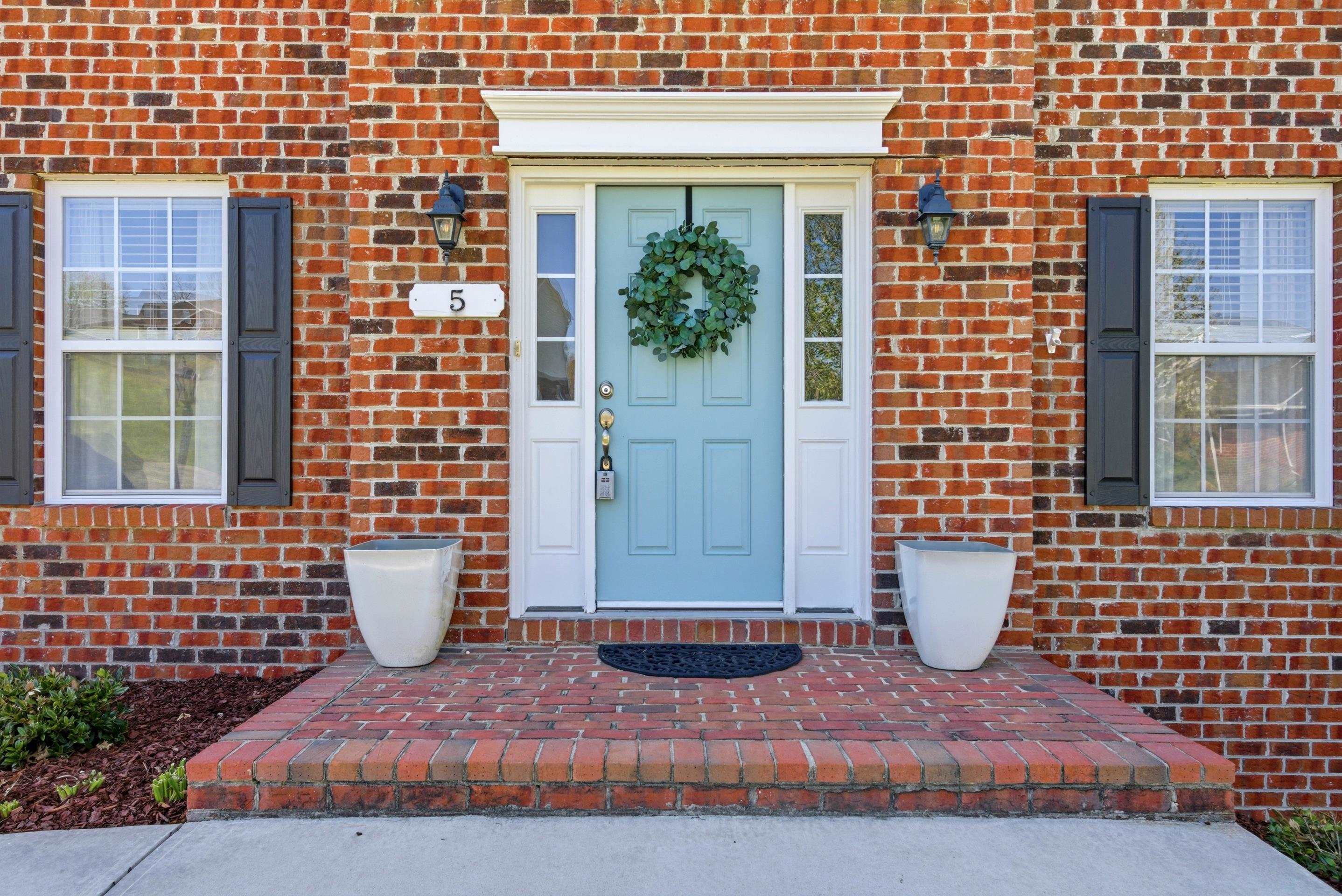 5 King Charles Court NW