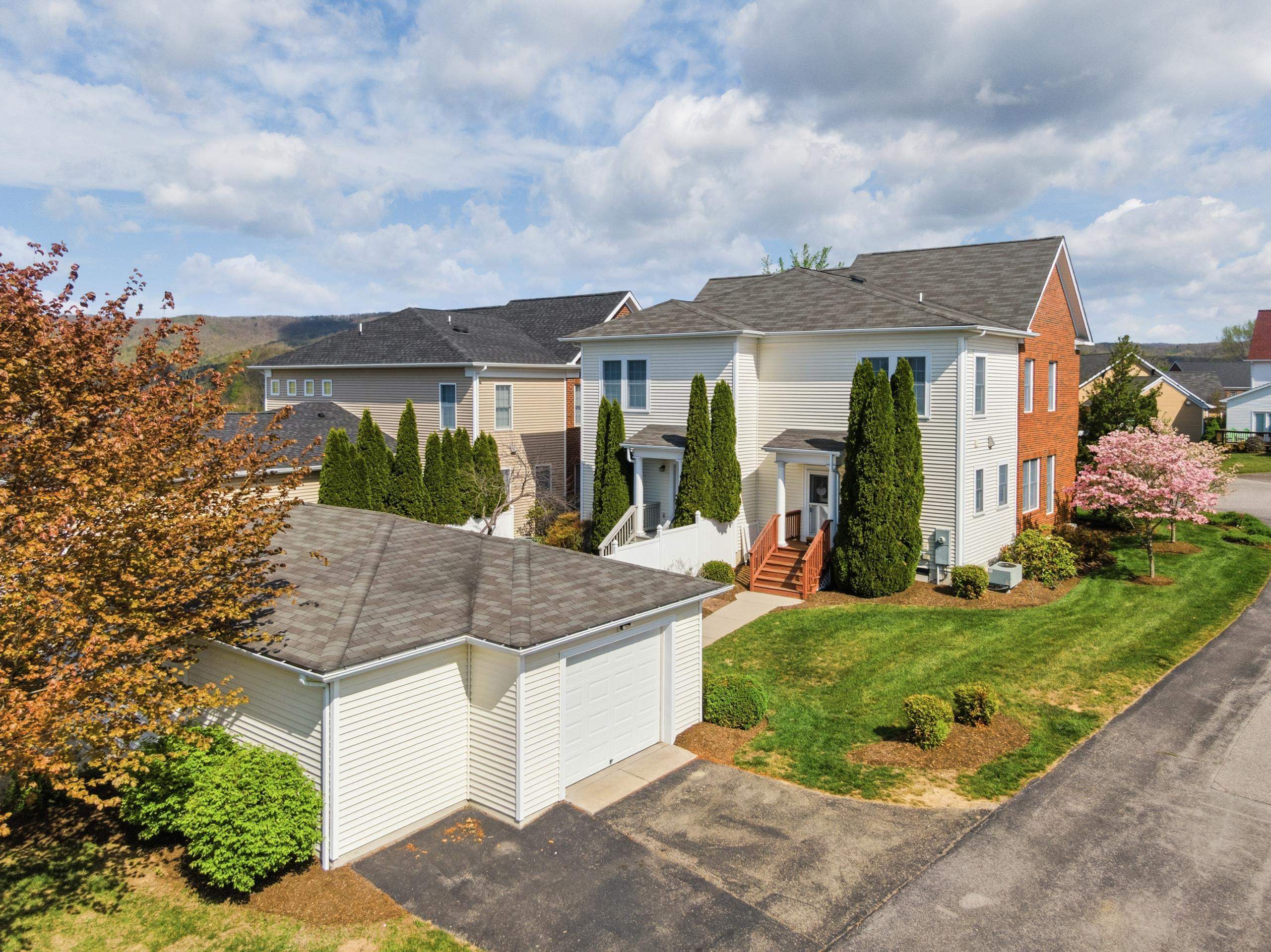 1701 TRILLIUM Lane