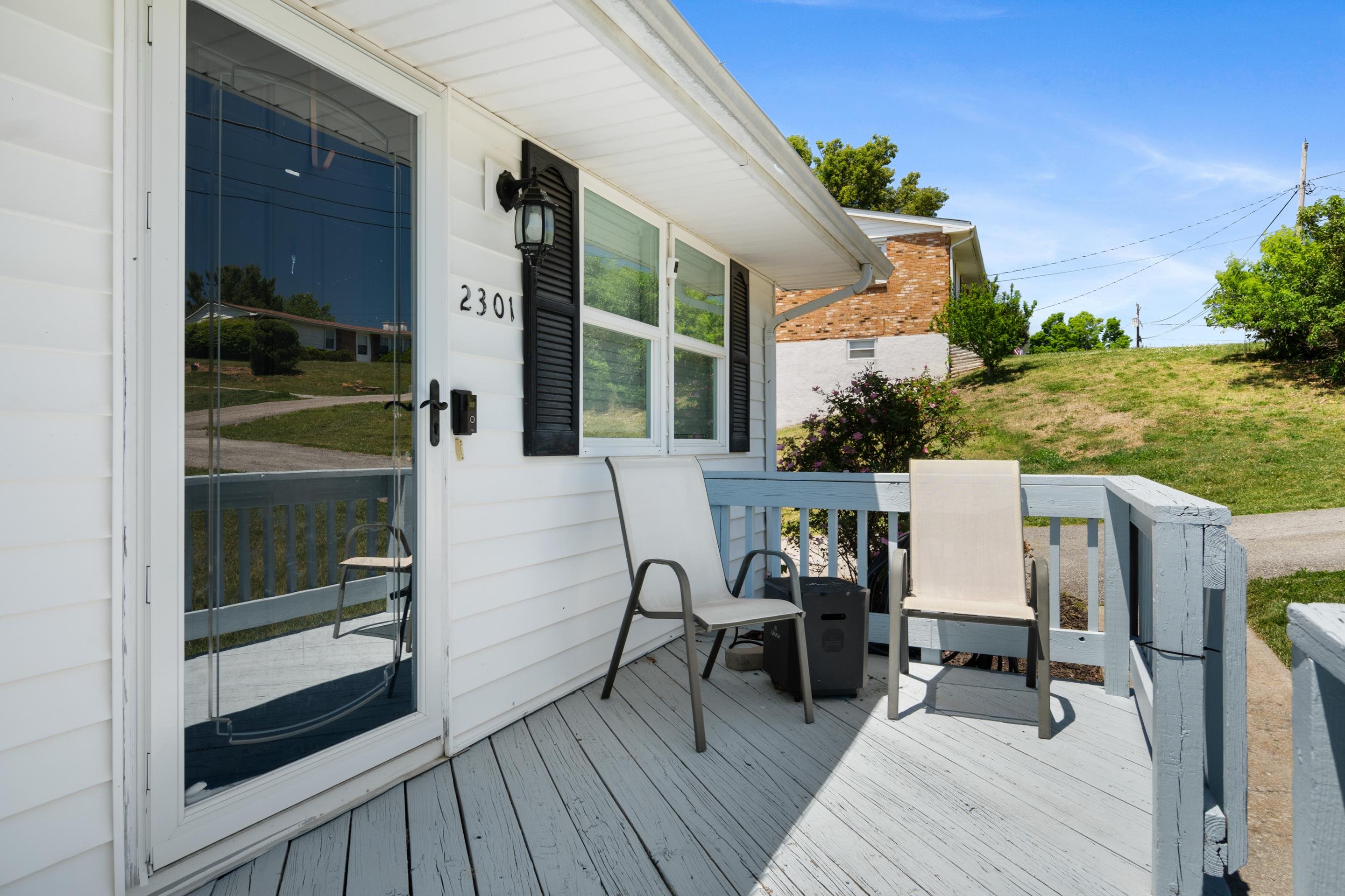 2301 Viewland Circle