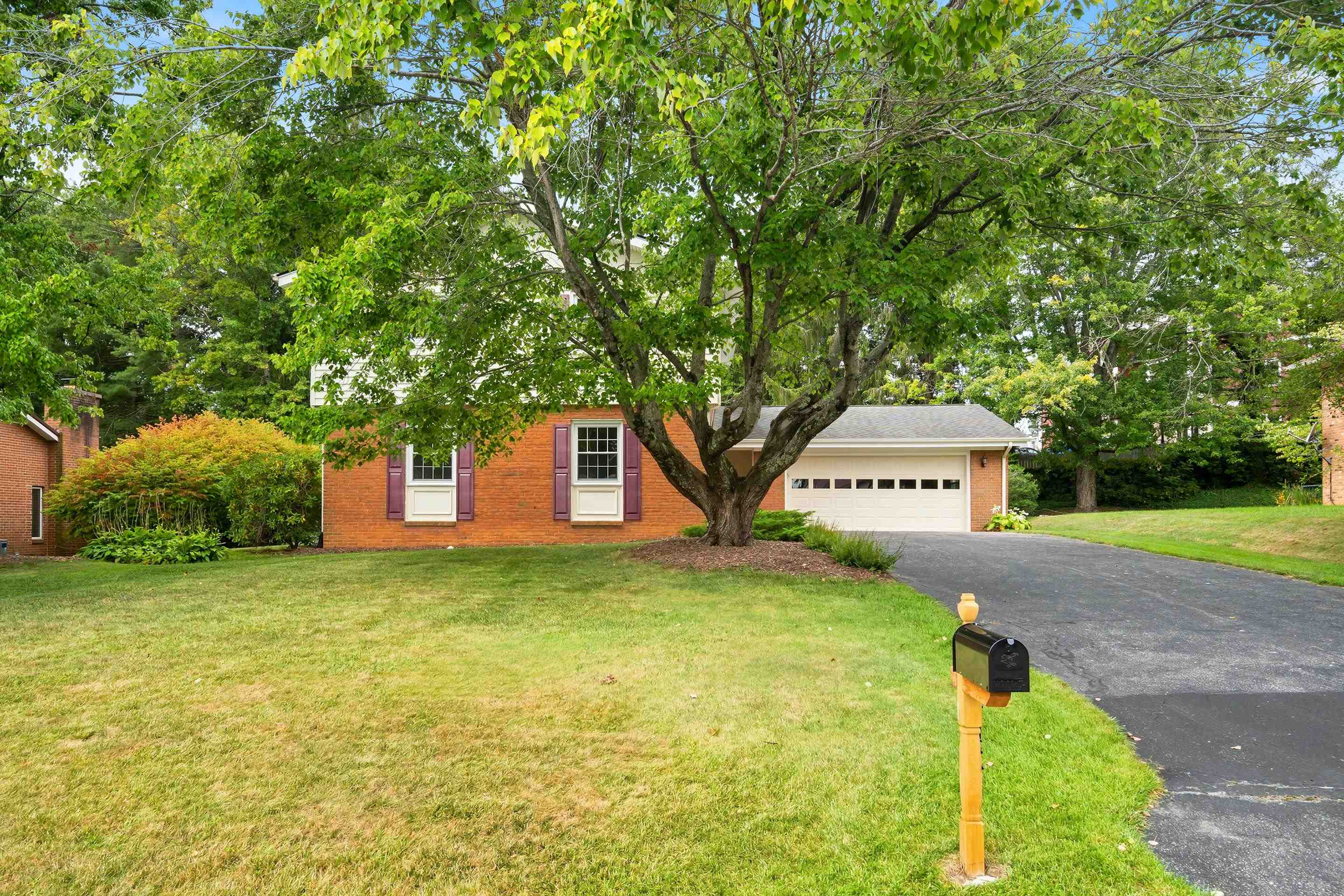 412 STONEGATE Drive
