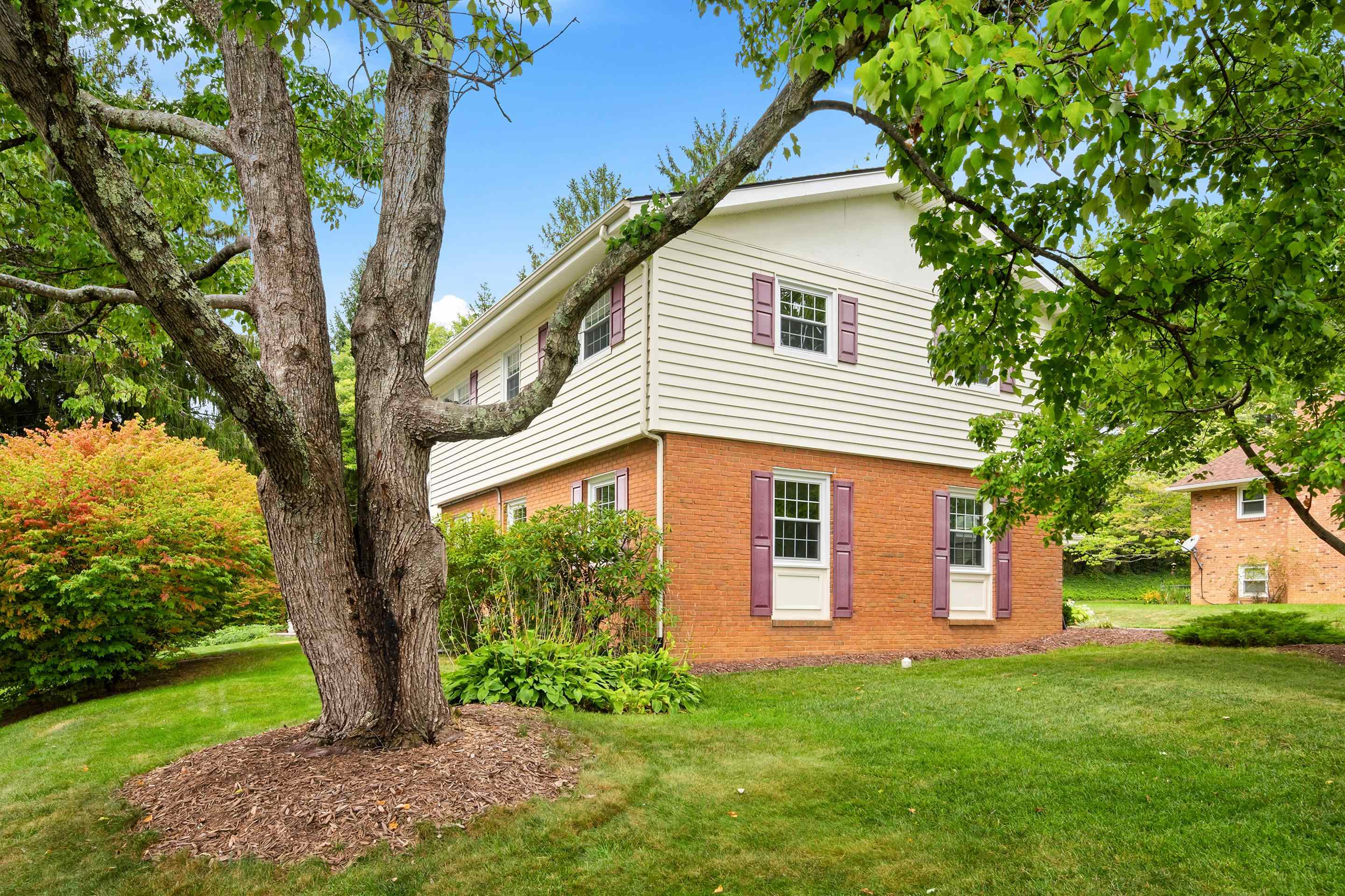 412 STONEGATE Drive